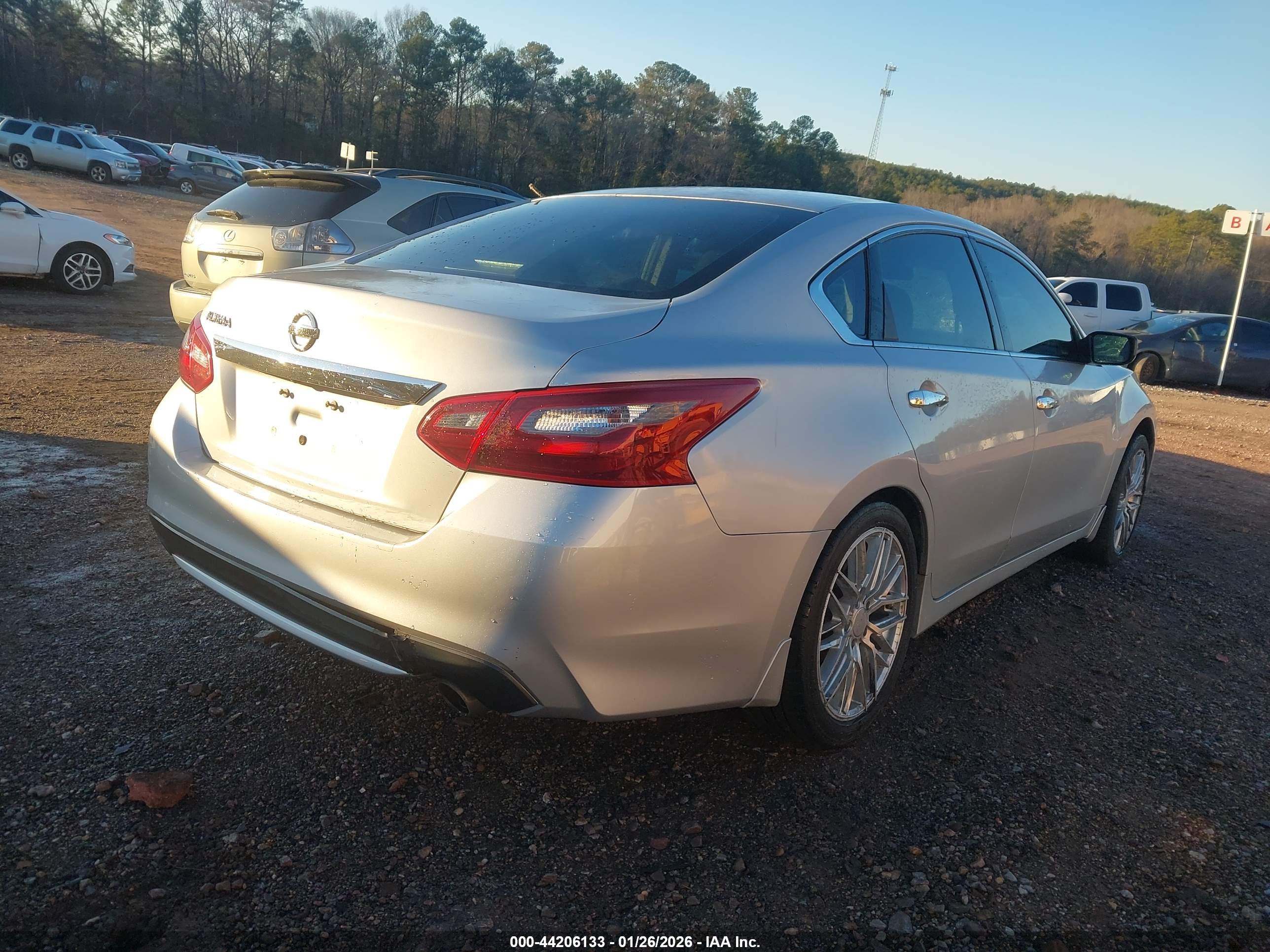 NISSAN ALTIMA image 4