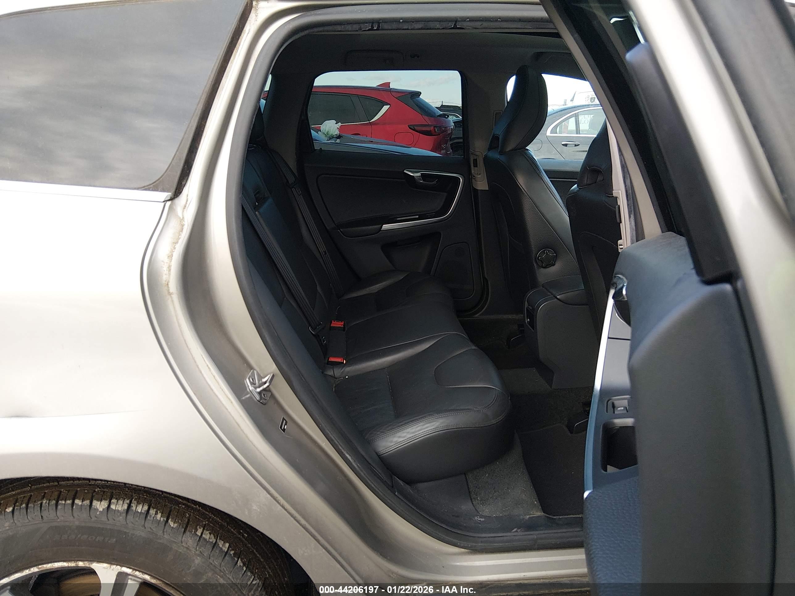 VOLVO XC60 image 8
