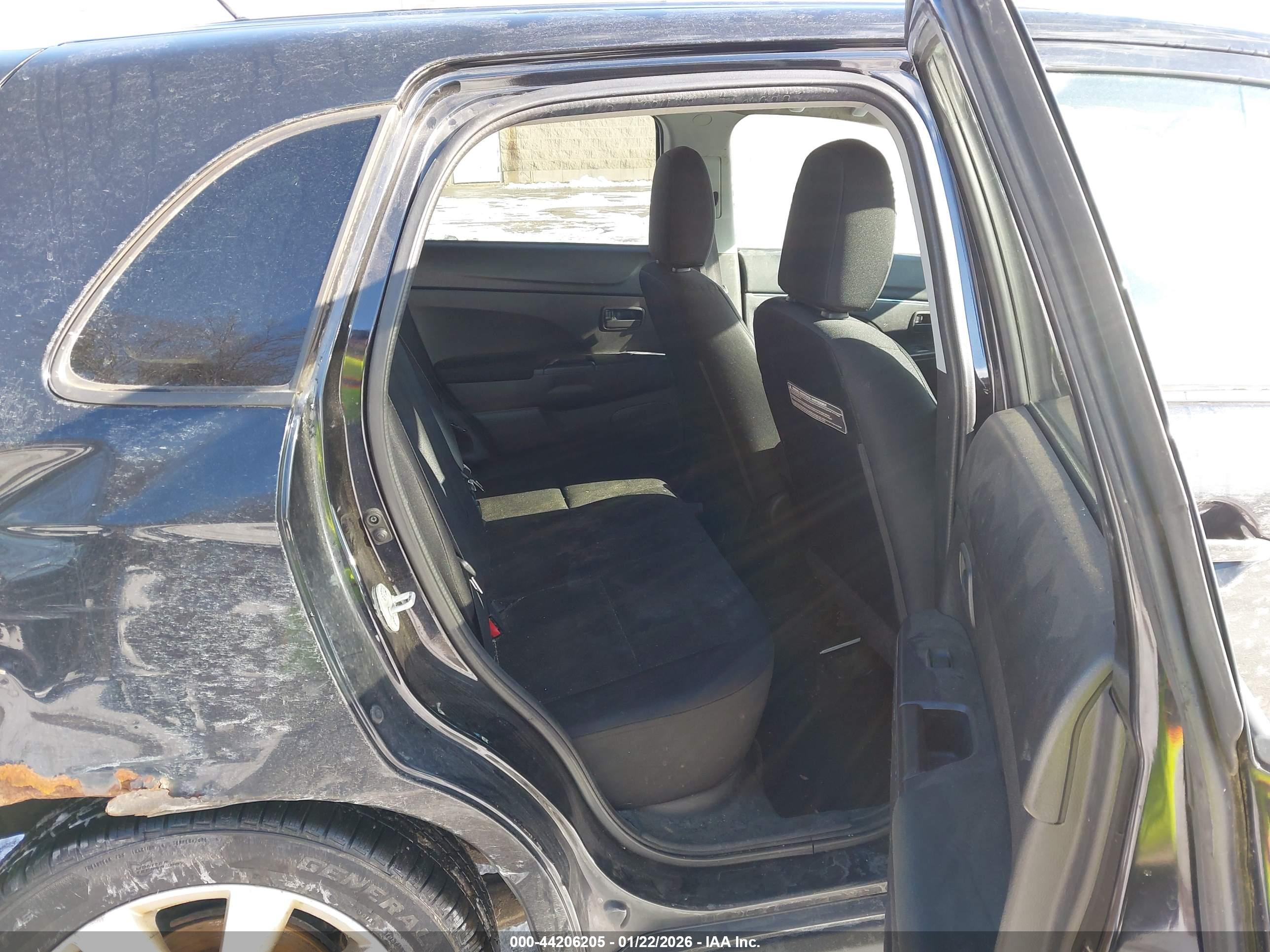 MITSUBISHI OUTLANDER image 8