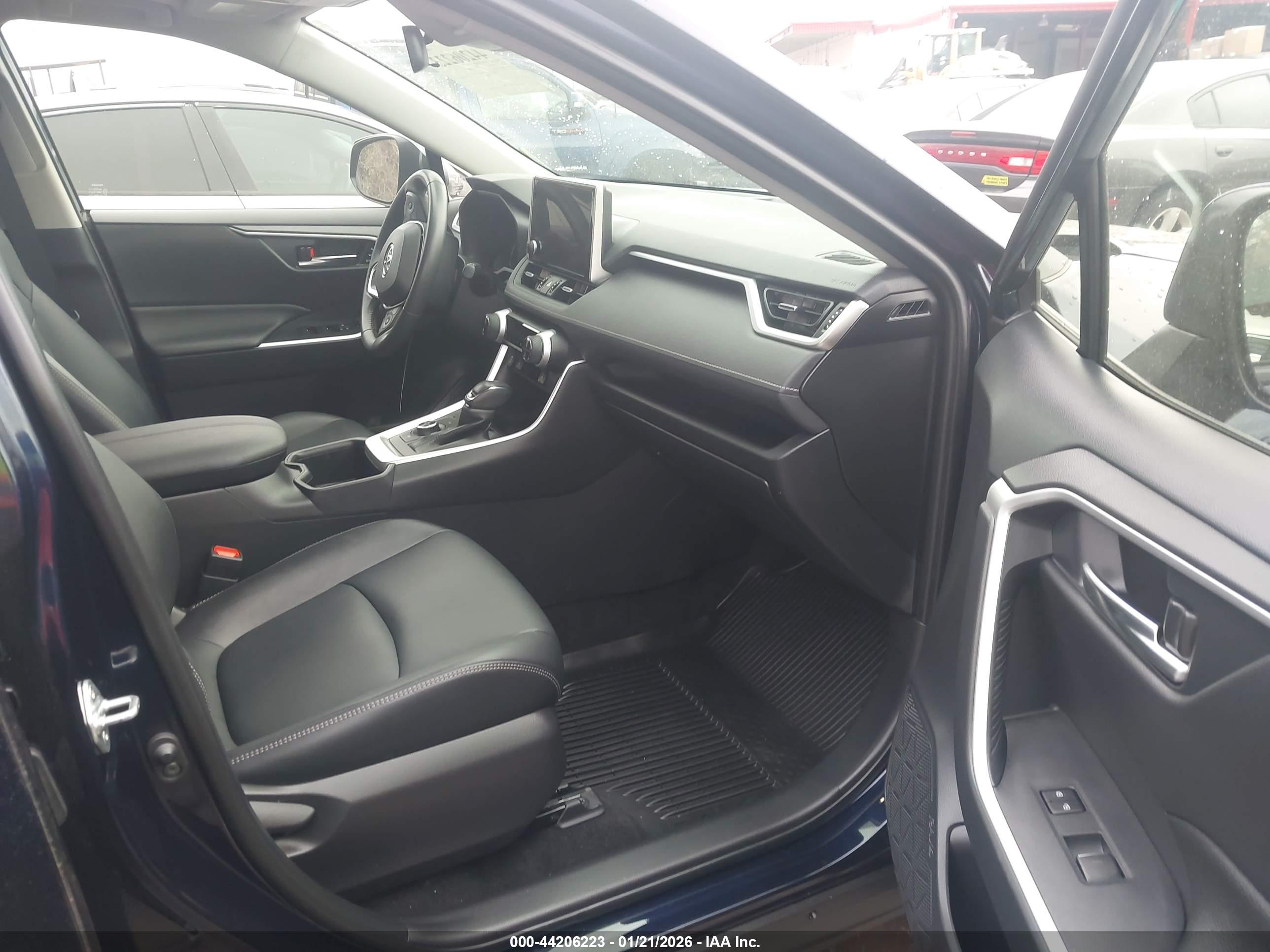 TOYOTA RAV4 image 5