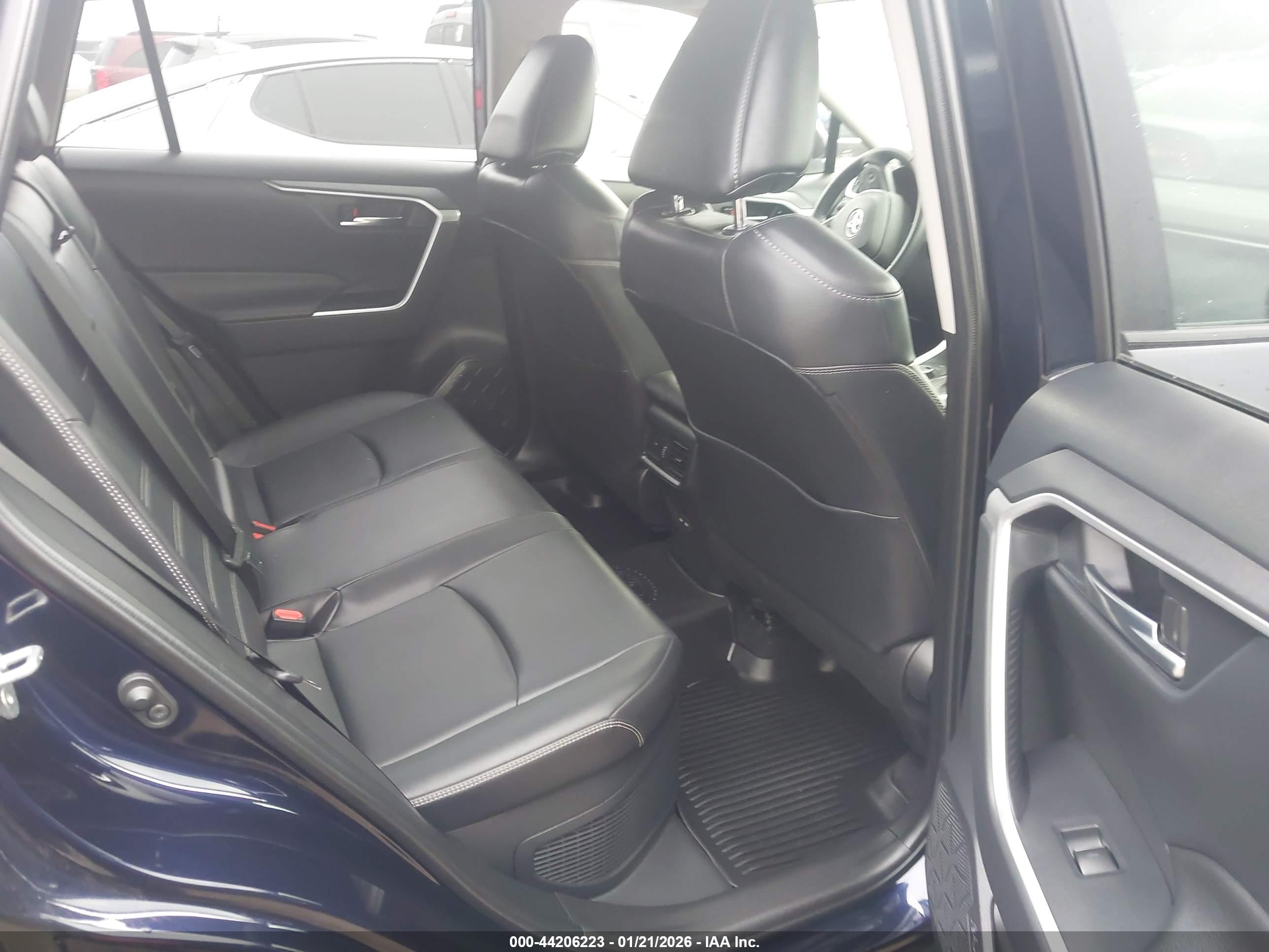 TOYOTA RAV4 image 8