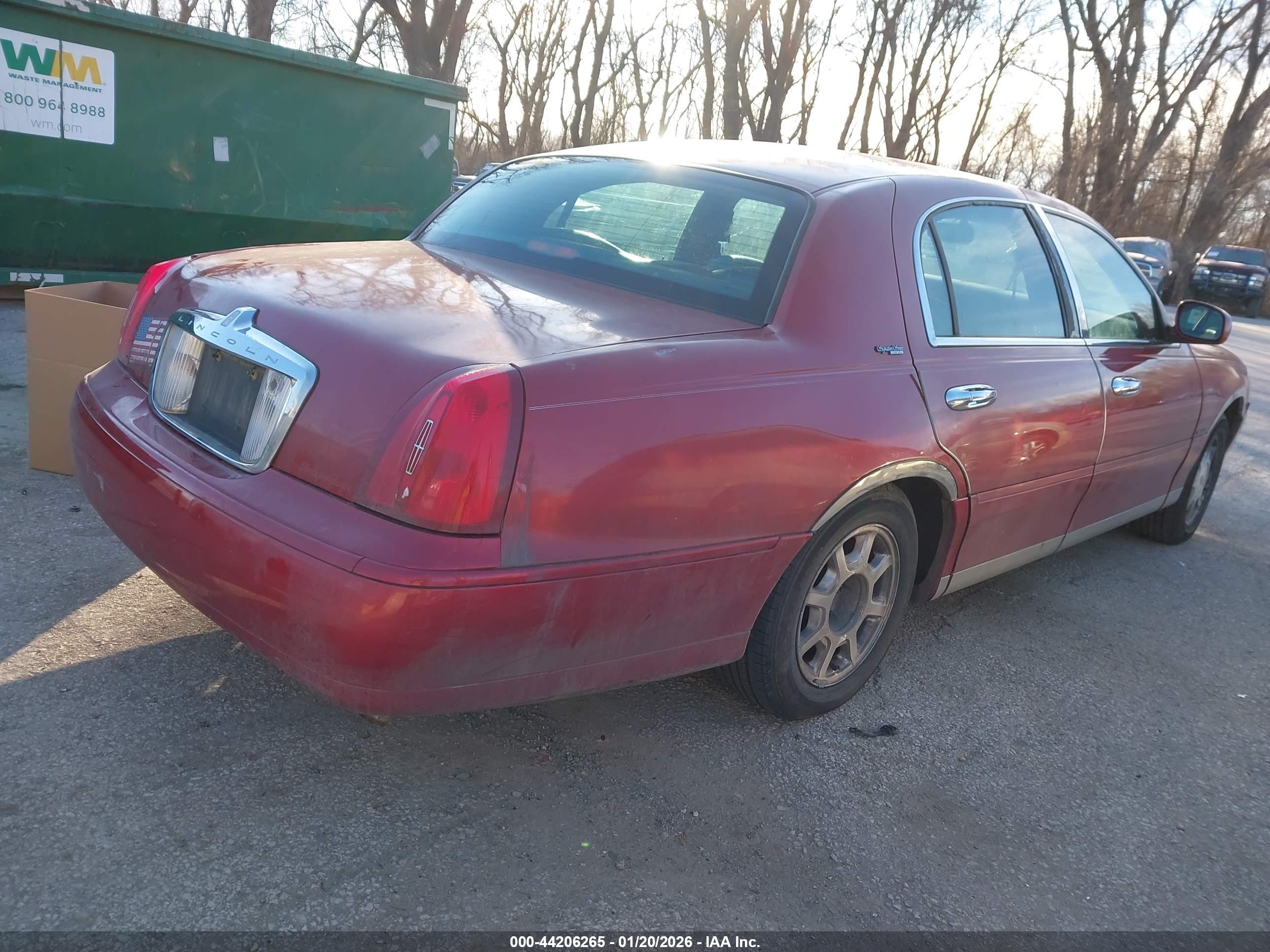LINCOLN TOWN image 4