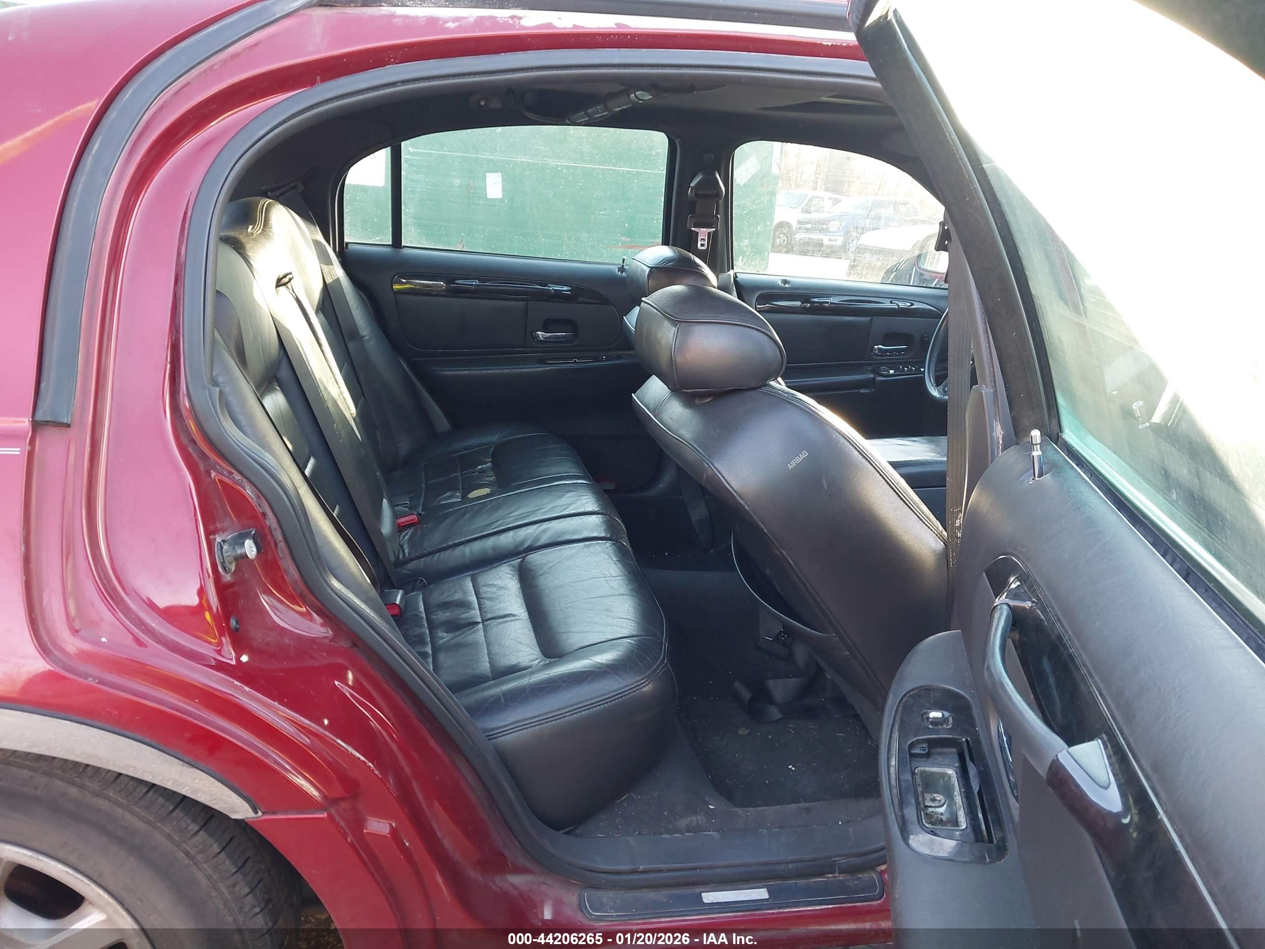 LINCOLN TOWN image 8