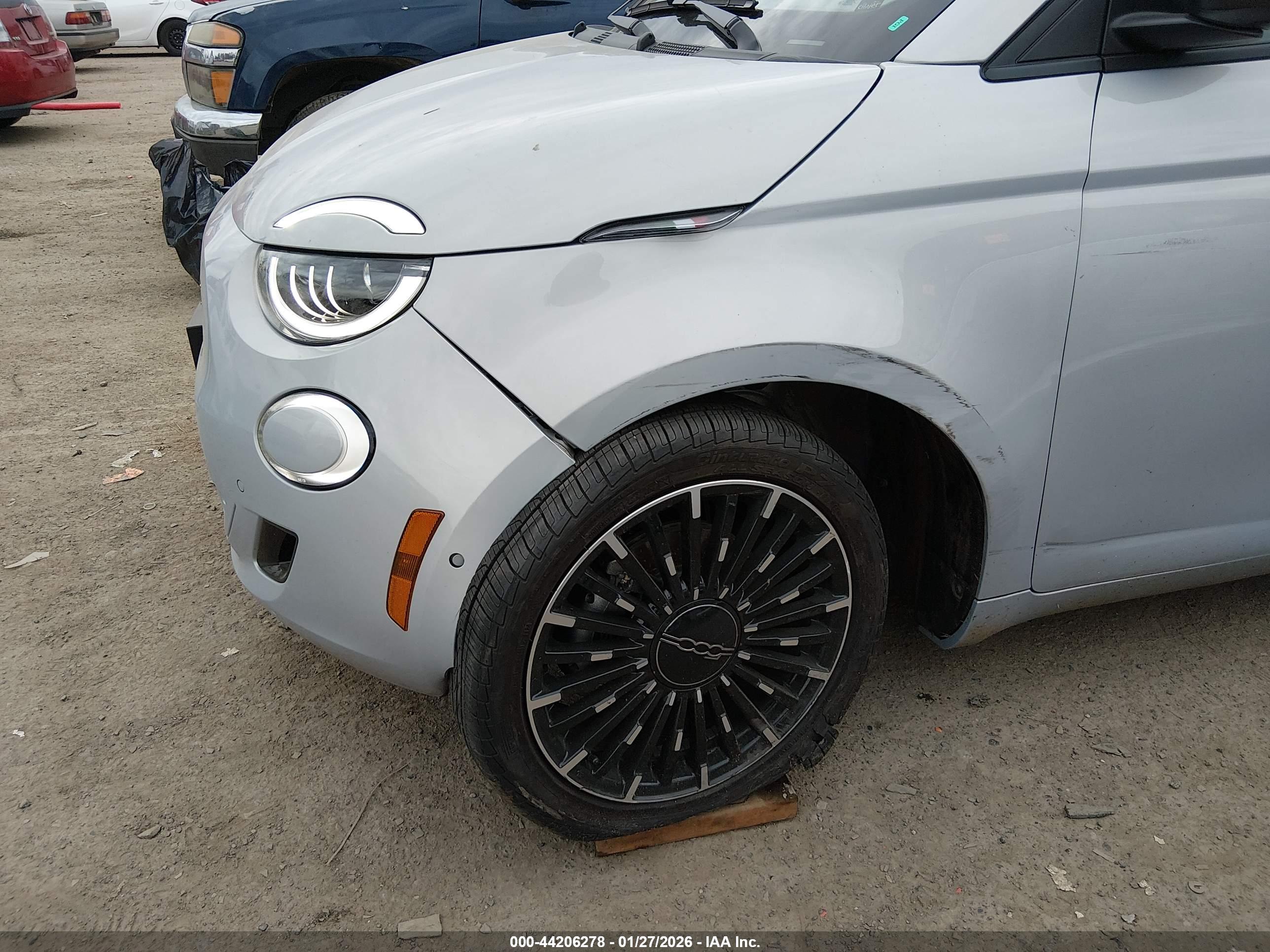 FIAT 500E image 6