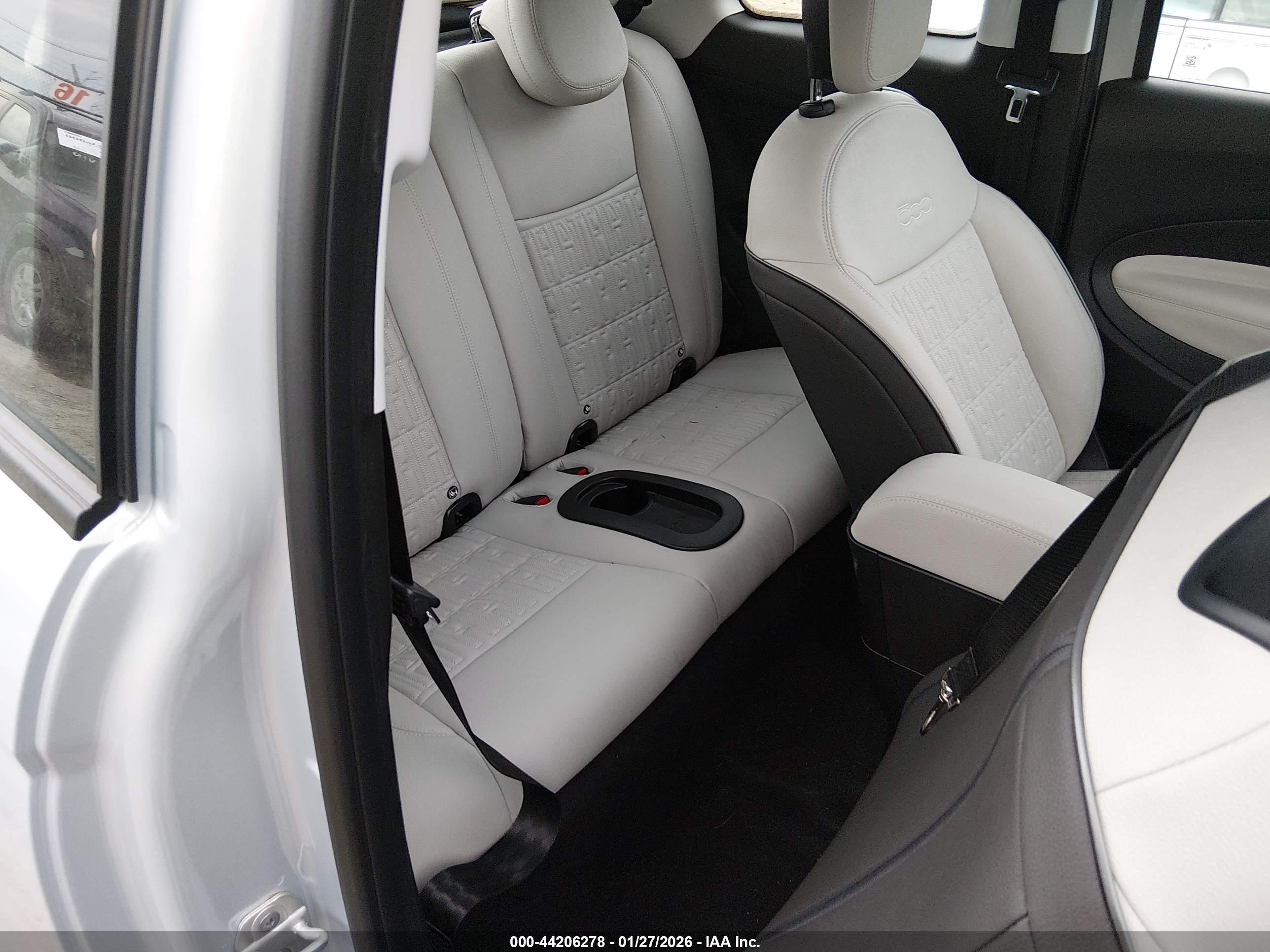 FIAT 500E image 8