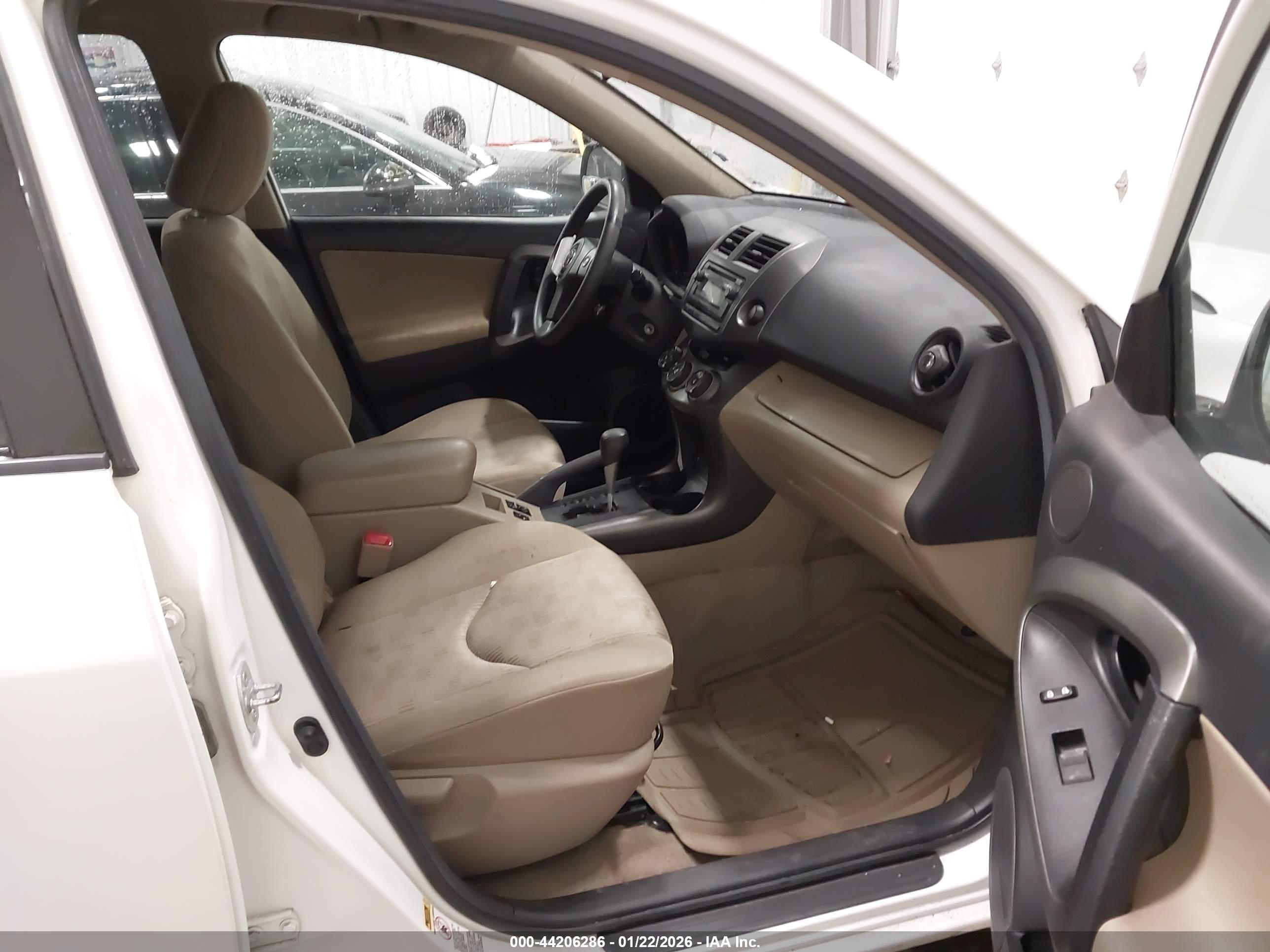 TOYOTA RAV4 image 5