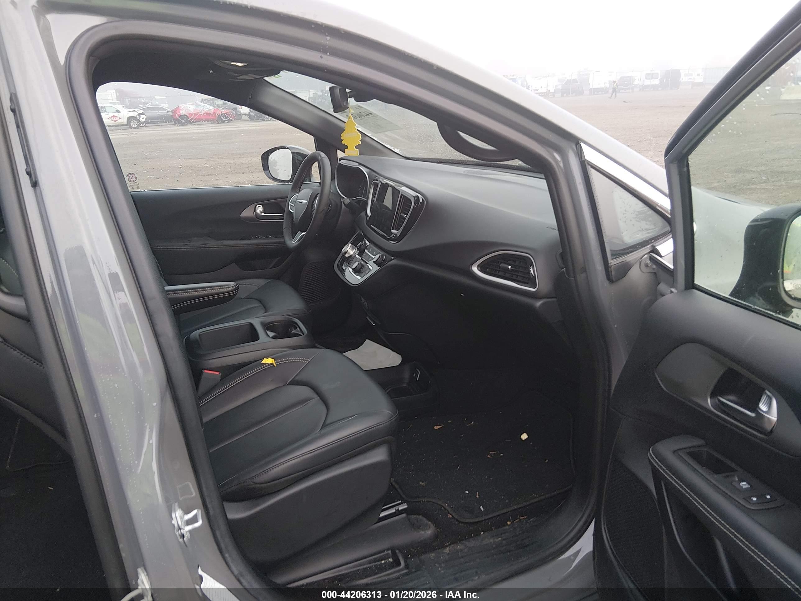 CHRYSLER PACIFICA image 5