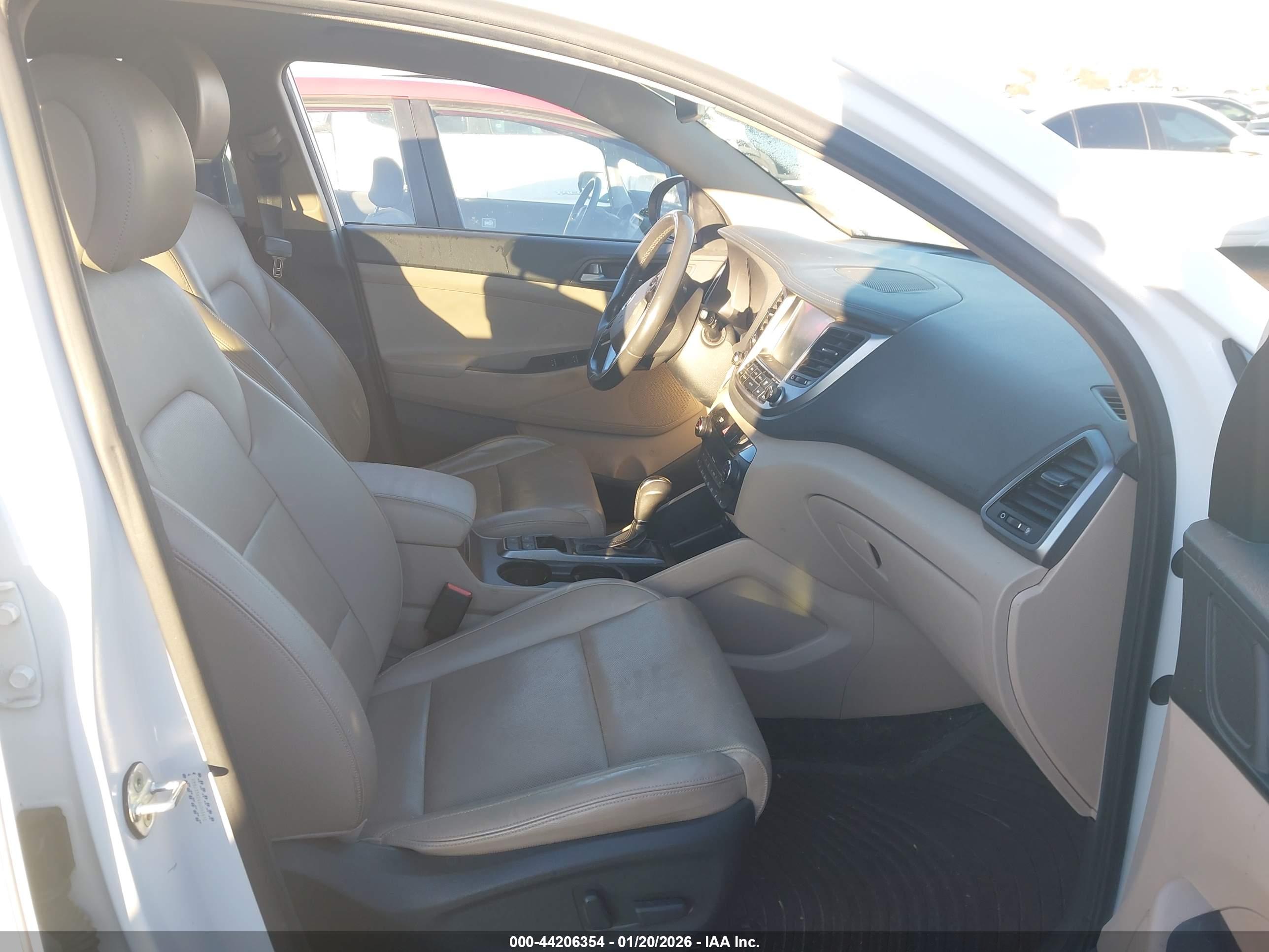 HYUNDAI TUCSON image 5