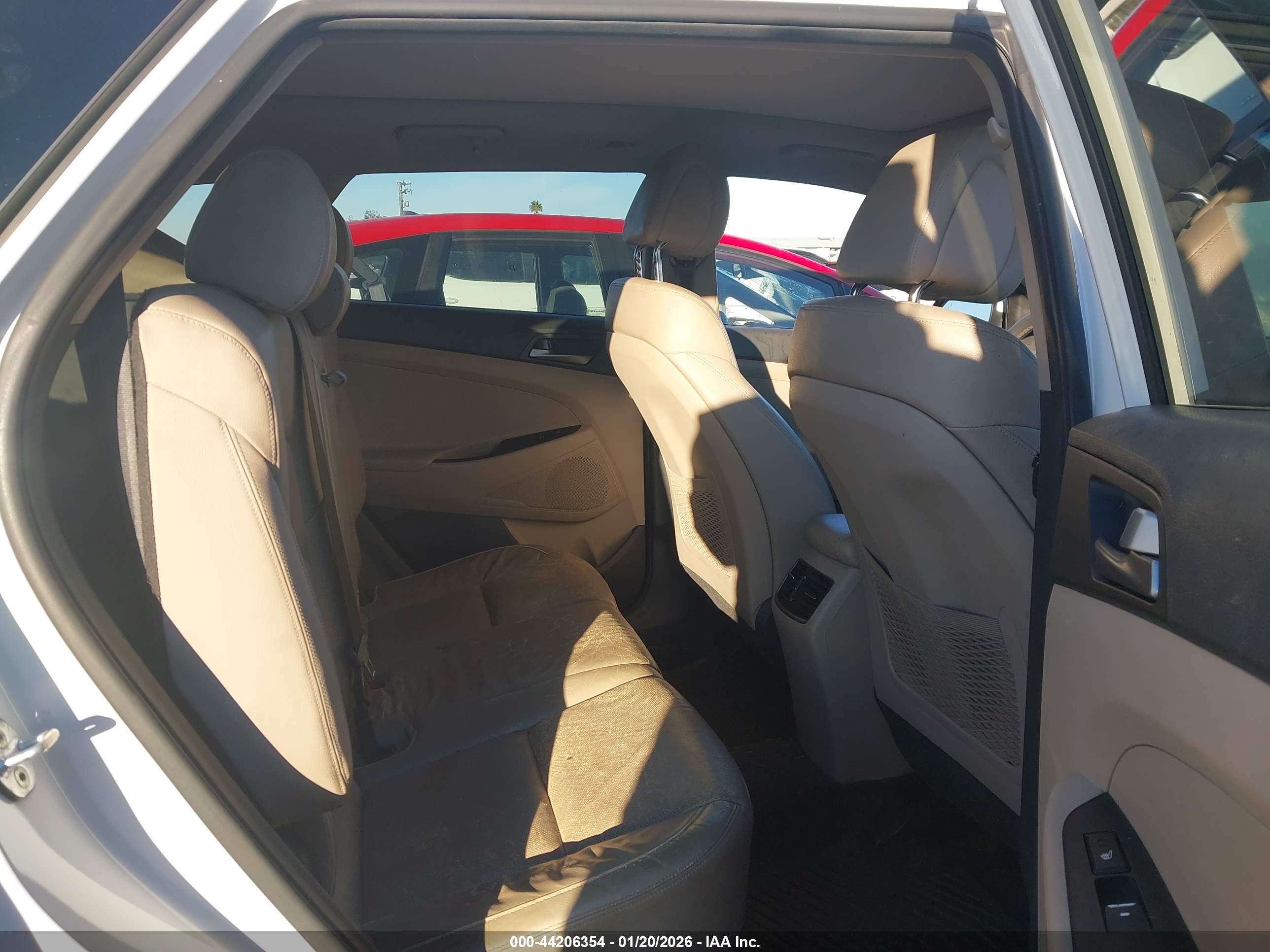 HYUNDAI TUCSON image 8