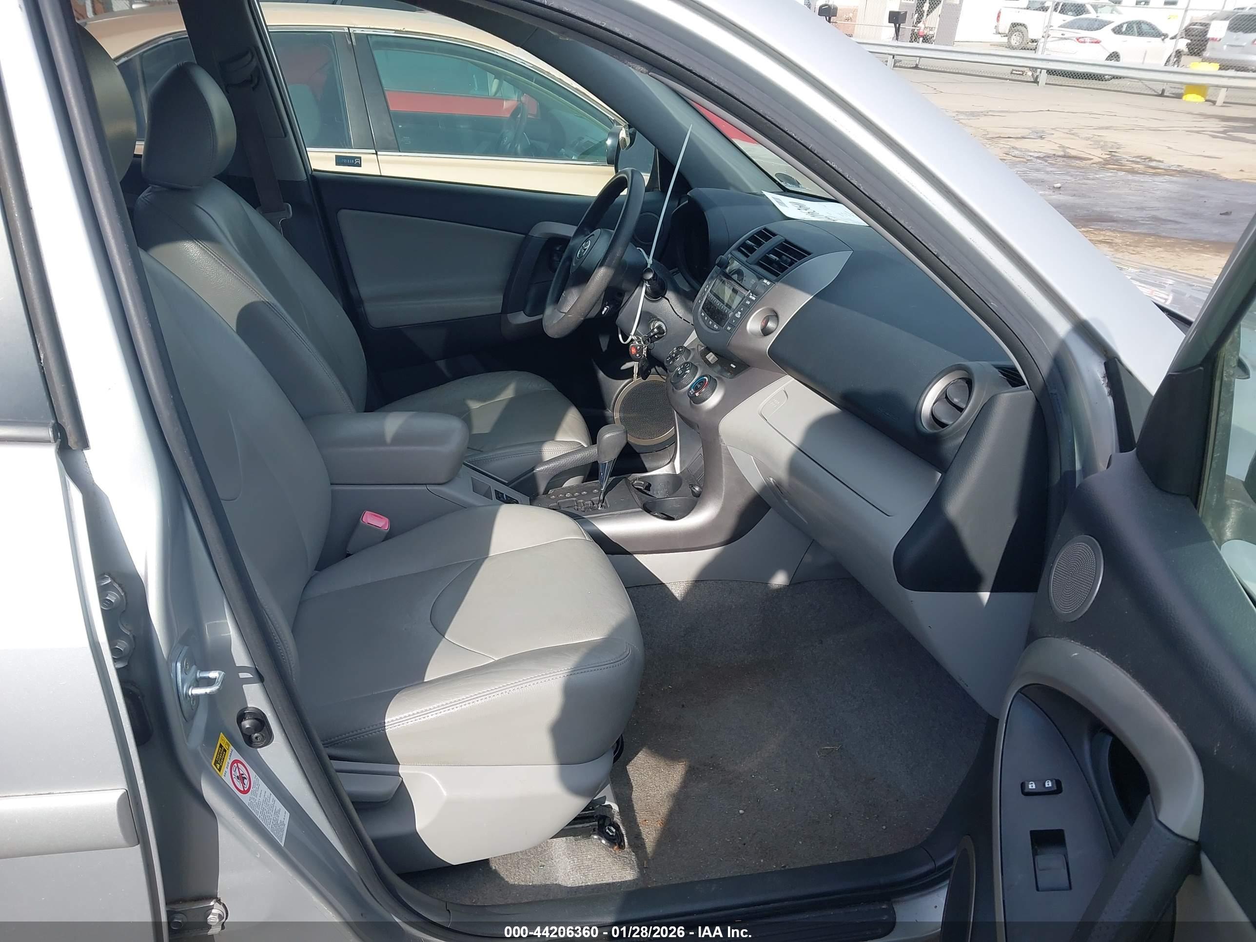 TOYOTA RAV4 image 5