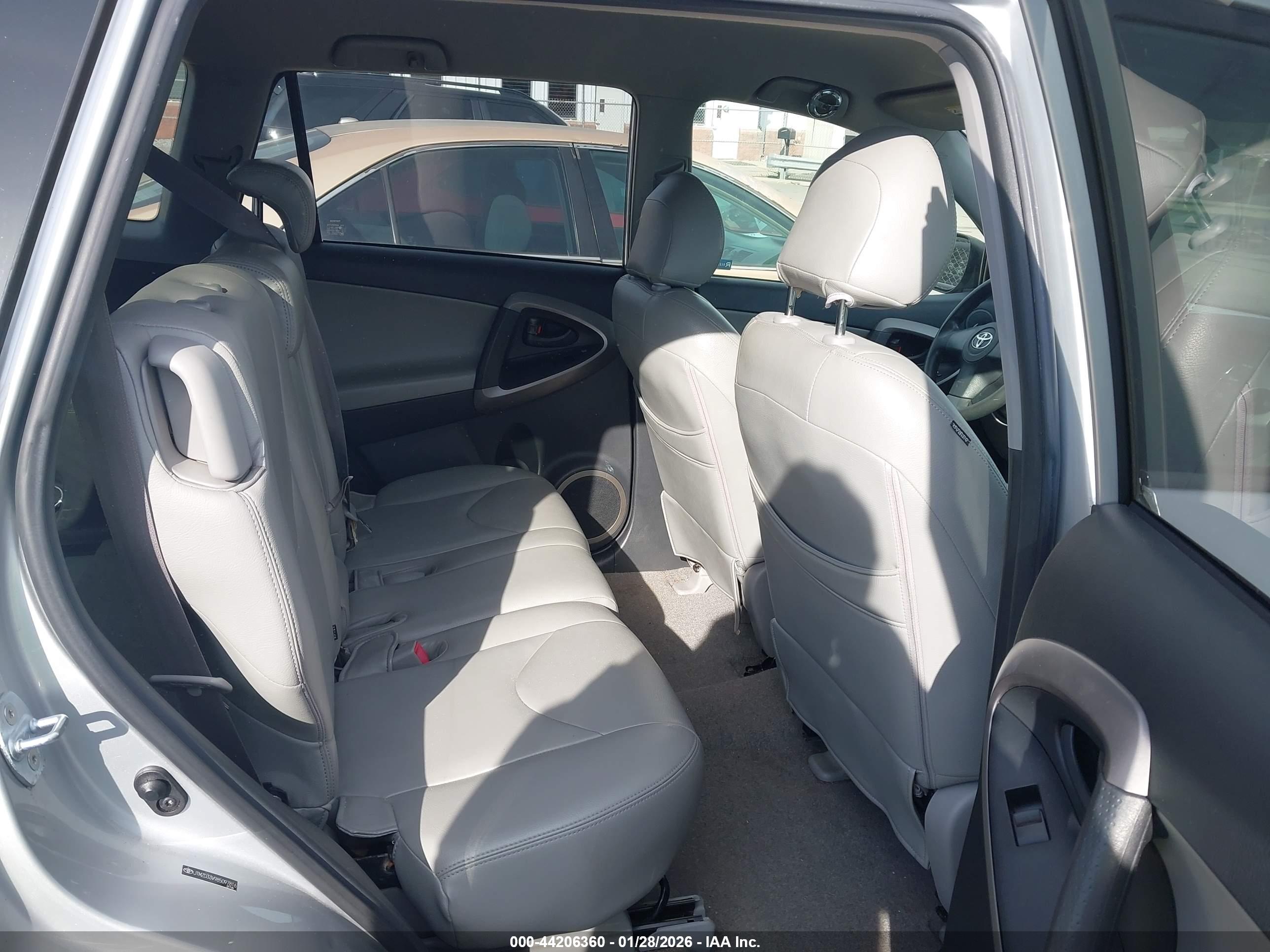 TOYOTA RAV4 image 8
