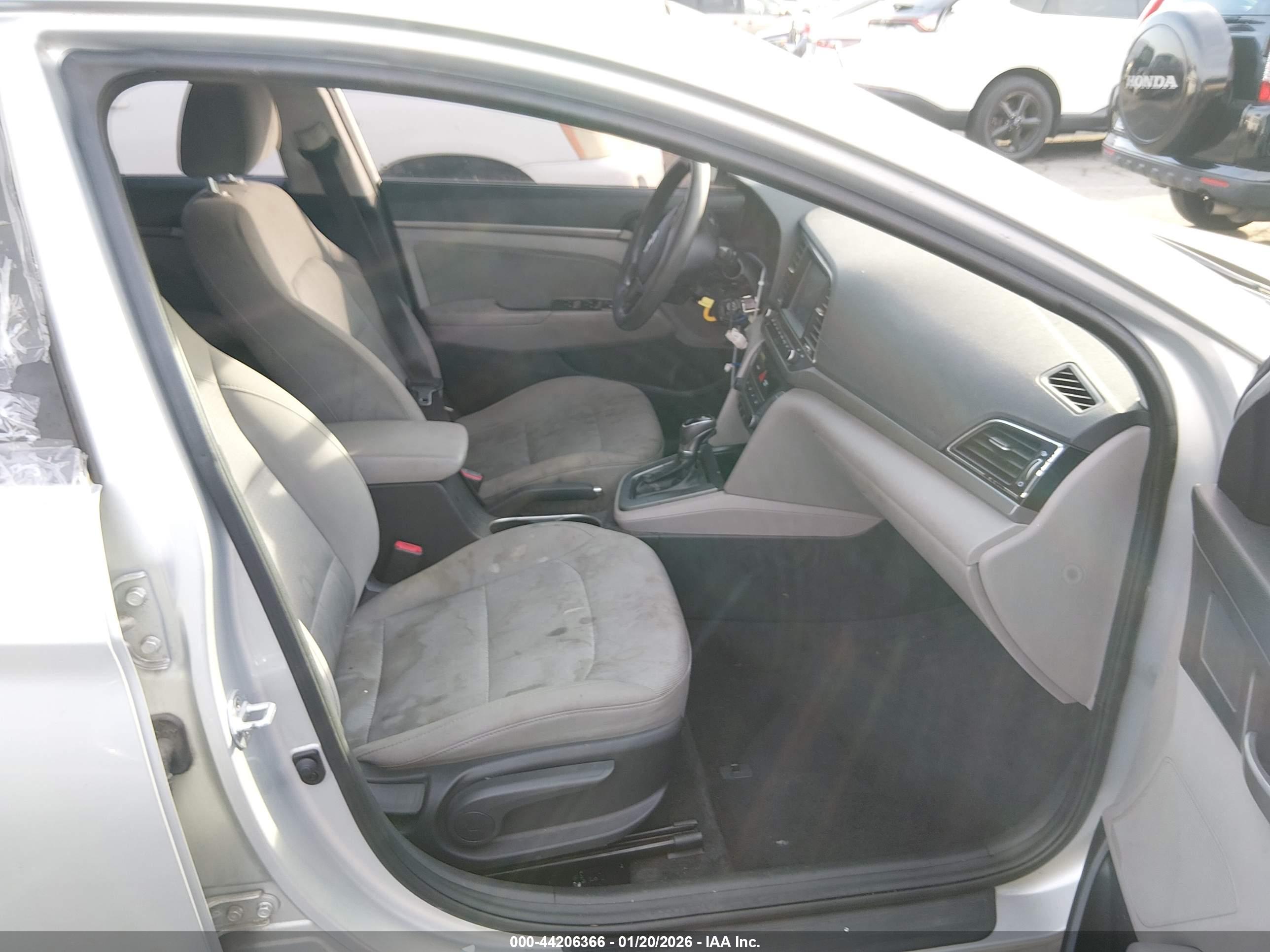 HYUNDAI ELANTRA image 5