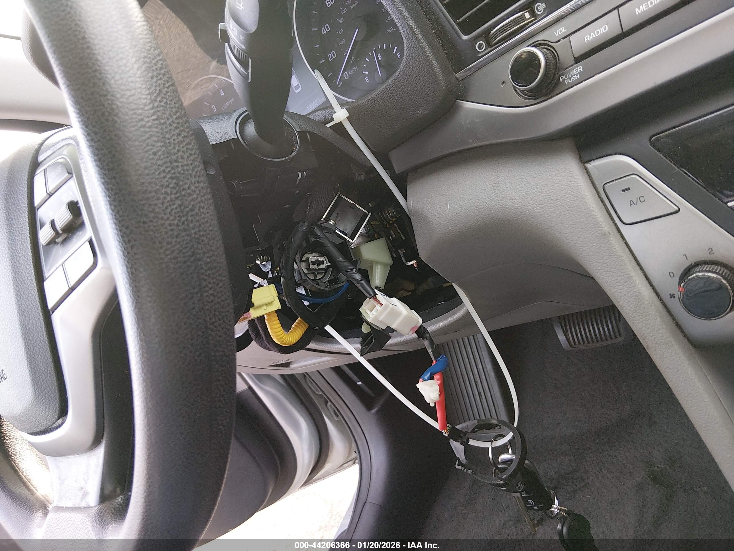 HYUNDAI ELANTRA image 6