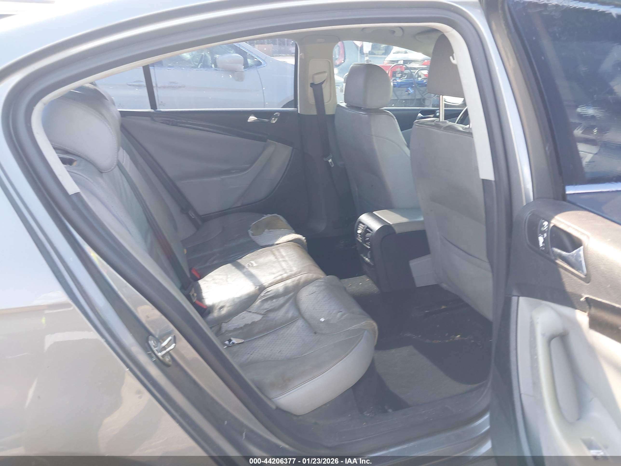 VOLKSWAGEN PASSAT image 8