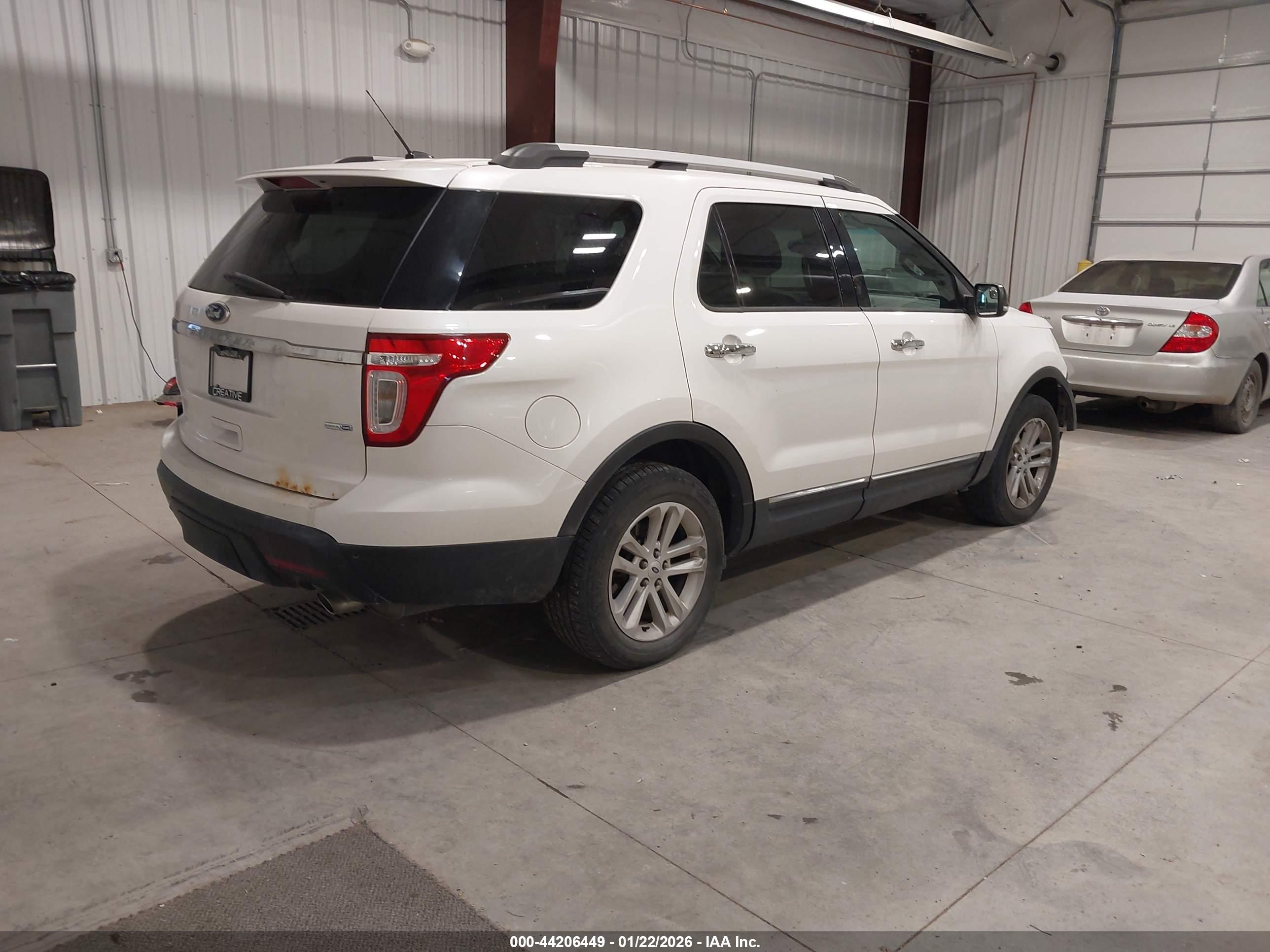 FORD EXPLORER image 4