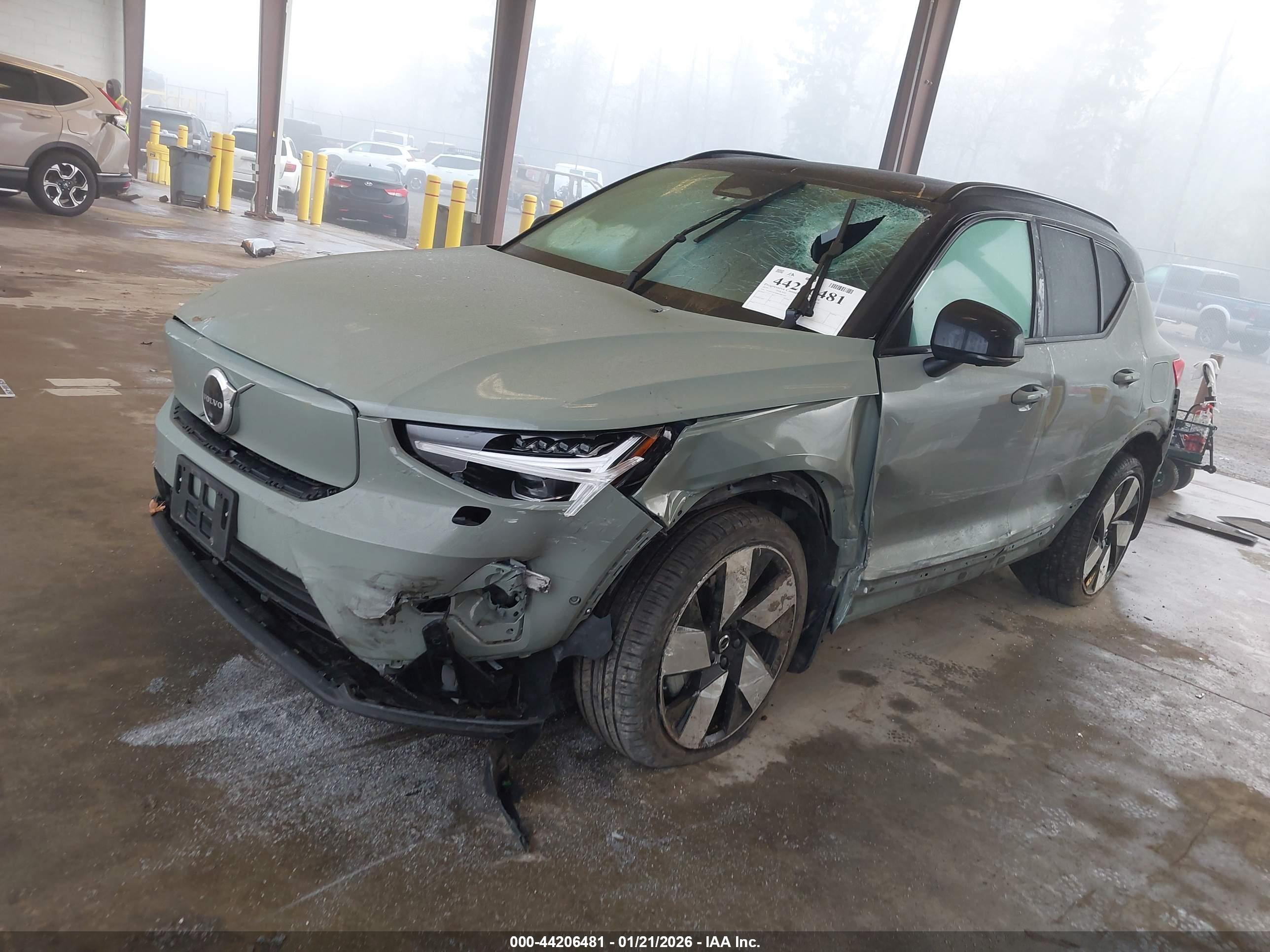VOLVO XC40 image 2
