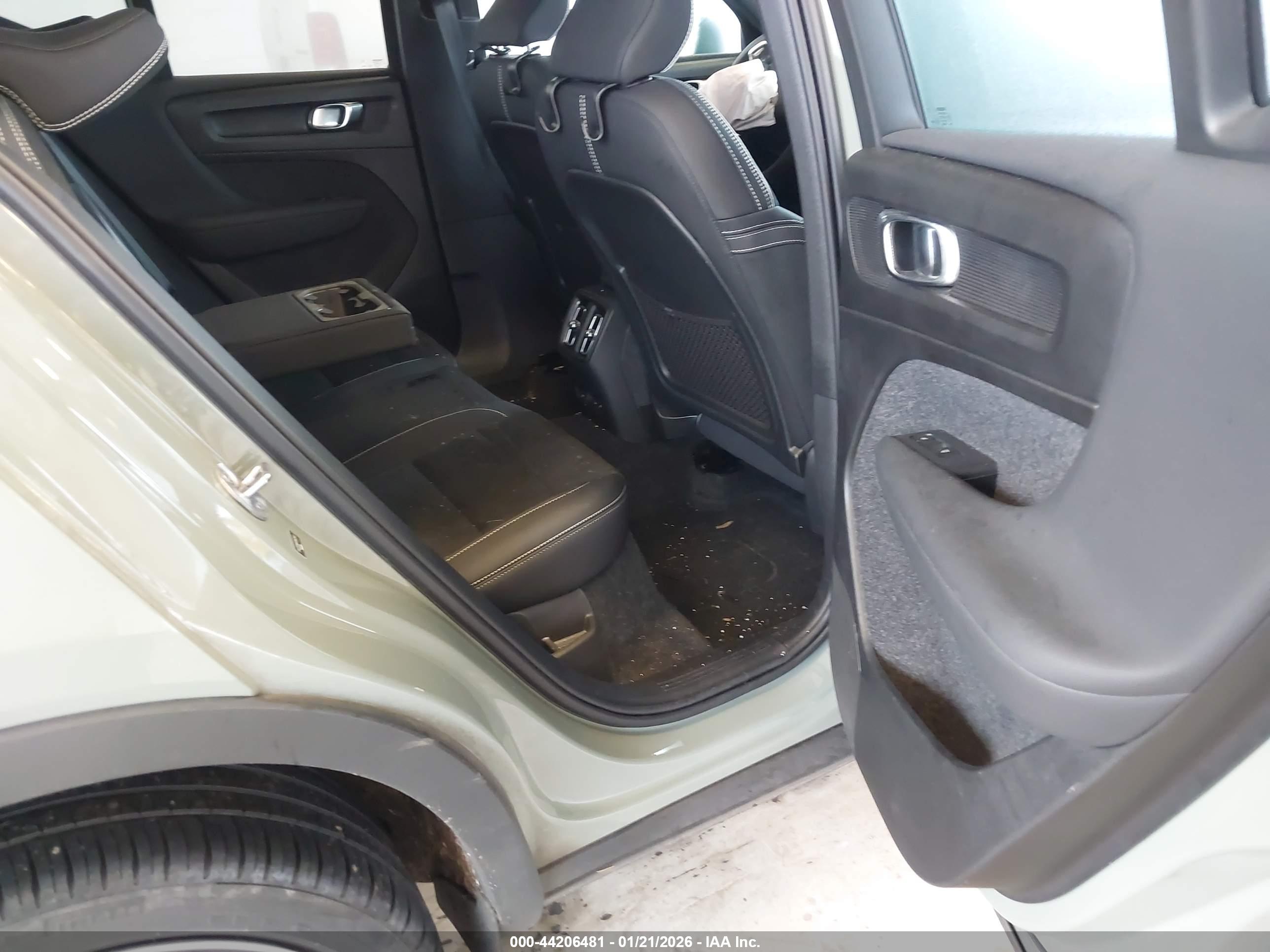 VOLVO XC40 image 8