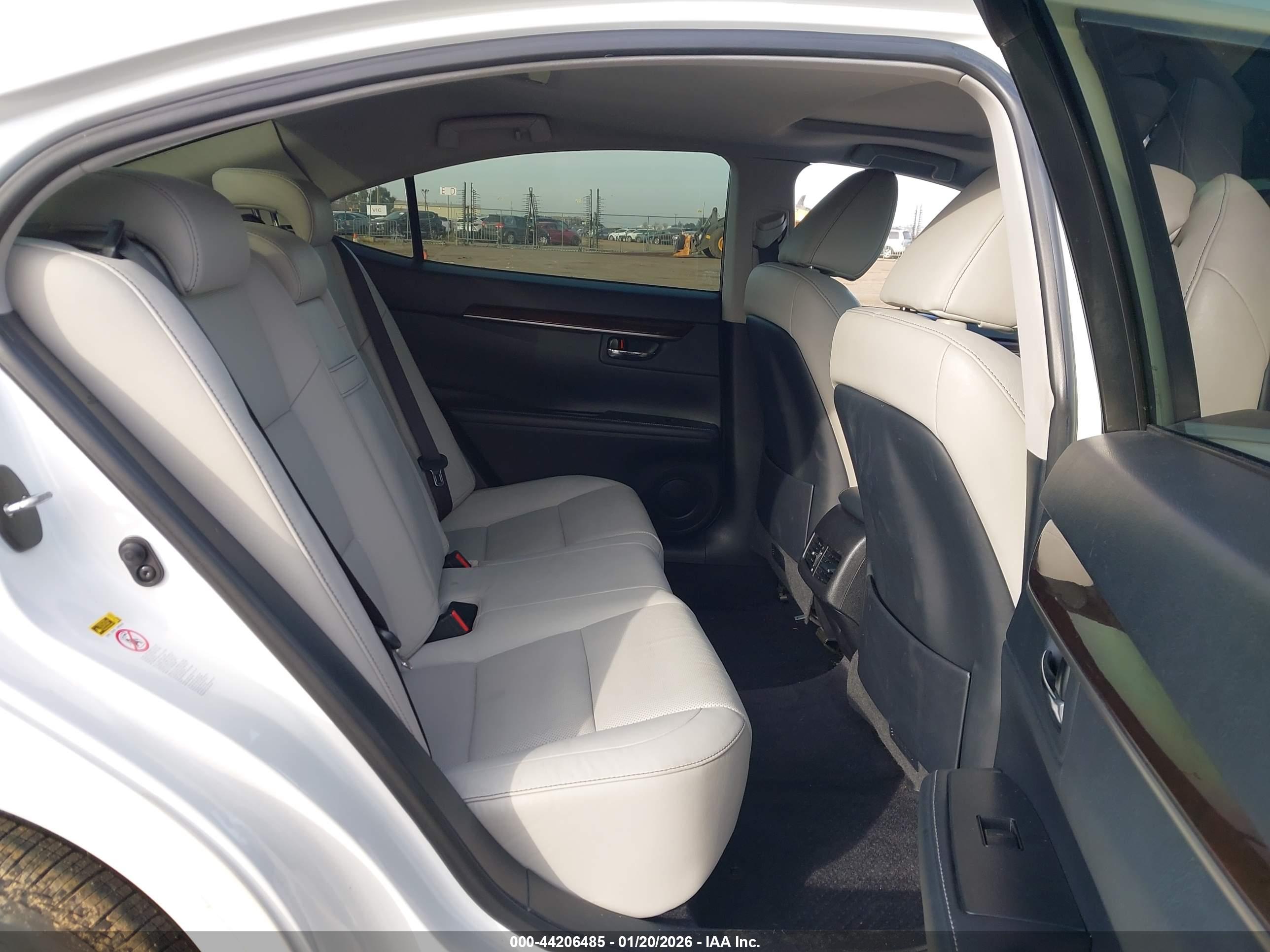 LEXUS ES image 8