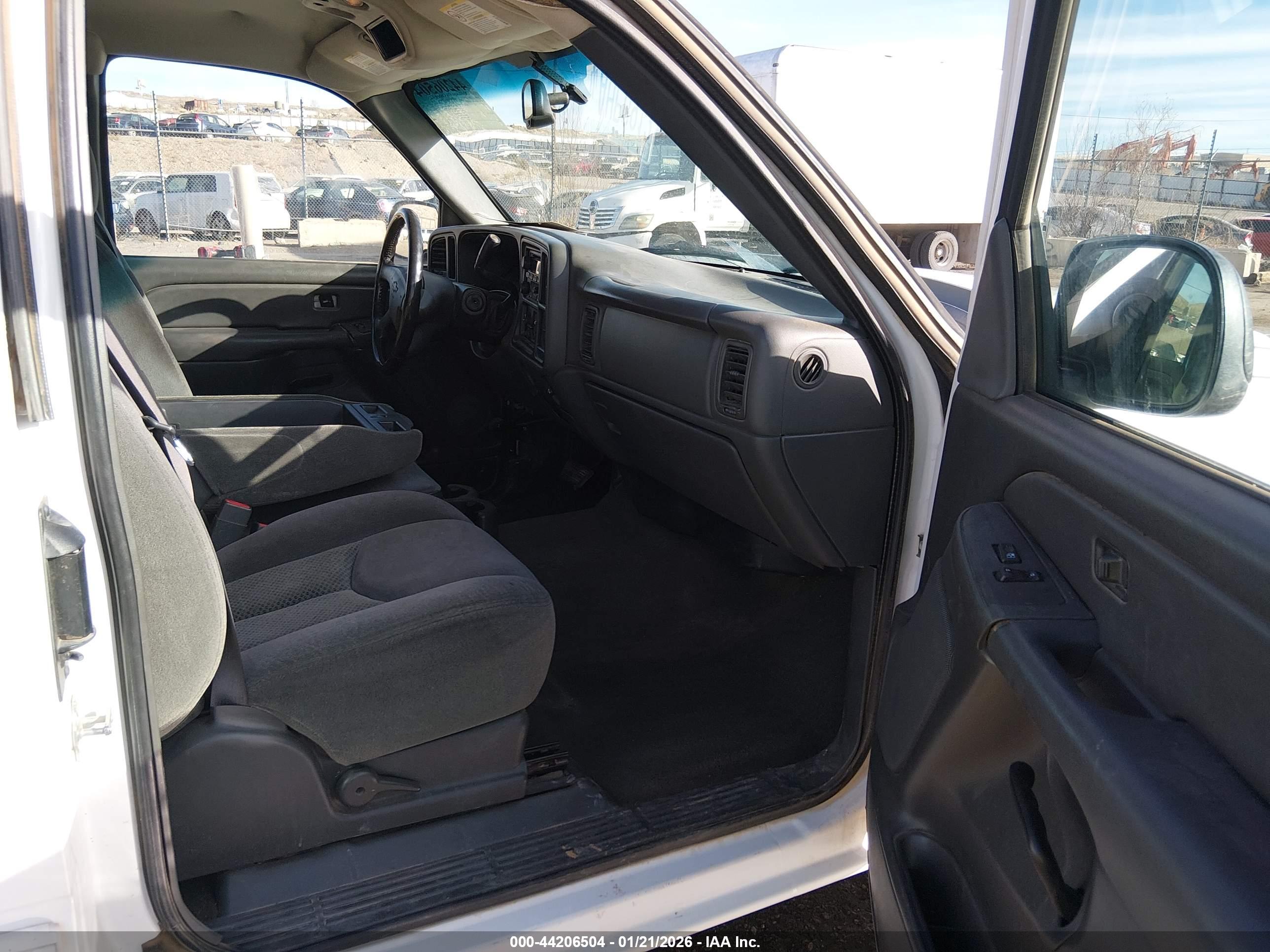 CHEVROLET SILVERADO image 5