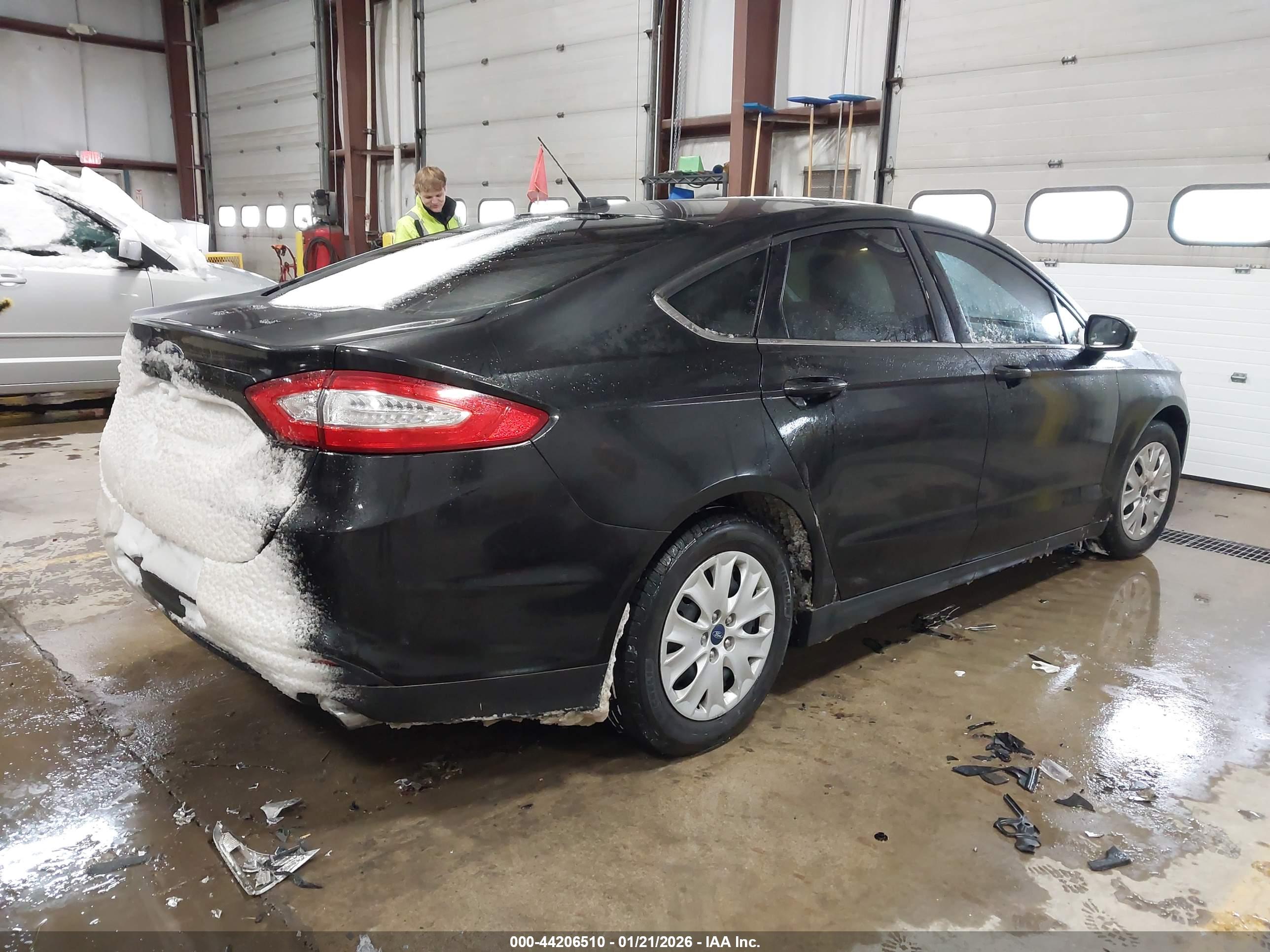 FORD FUSION image 4