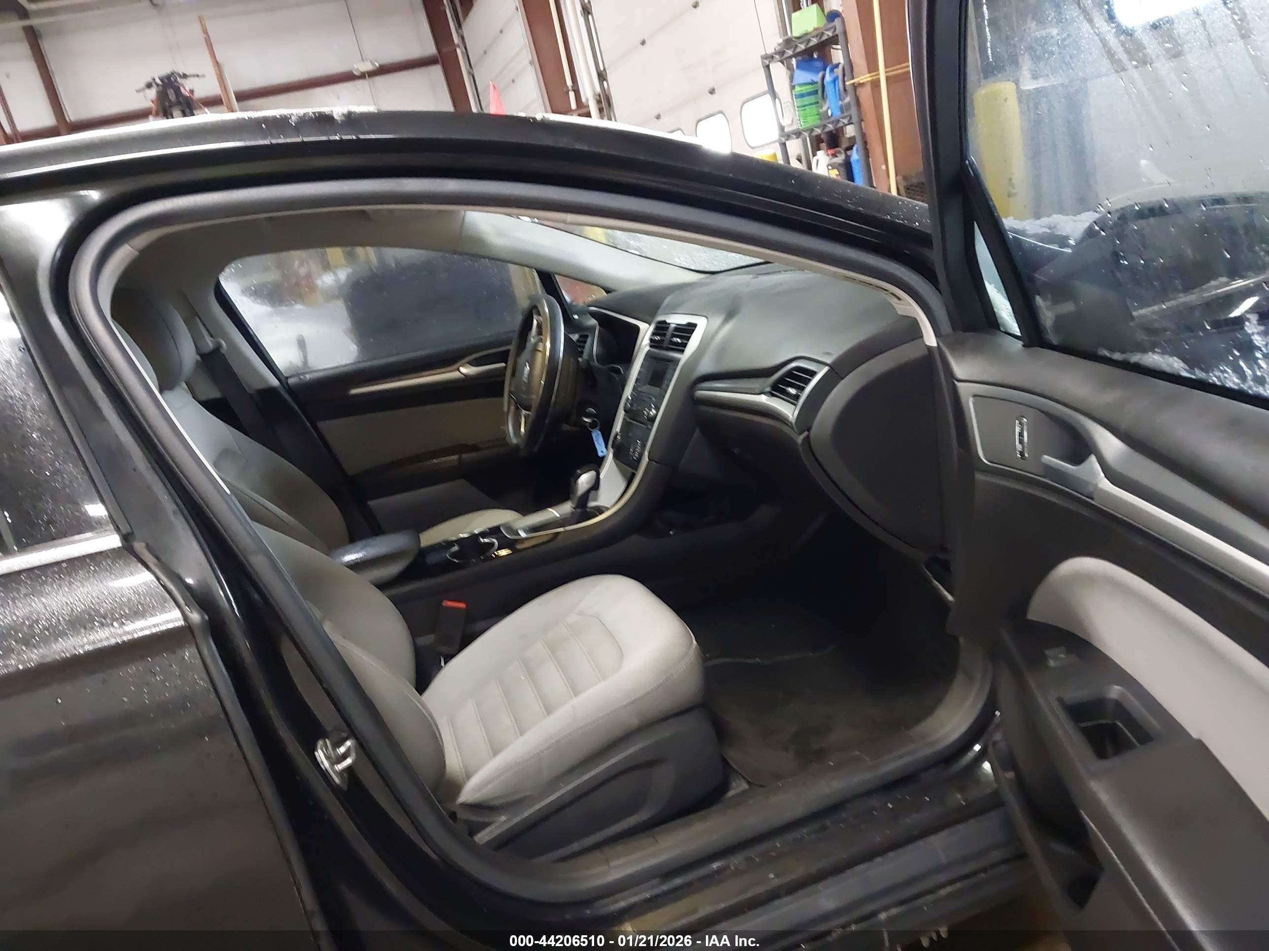 FORD FUSION image 5