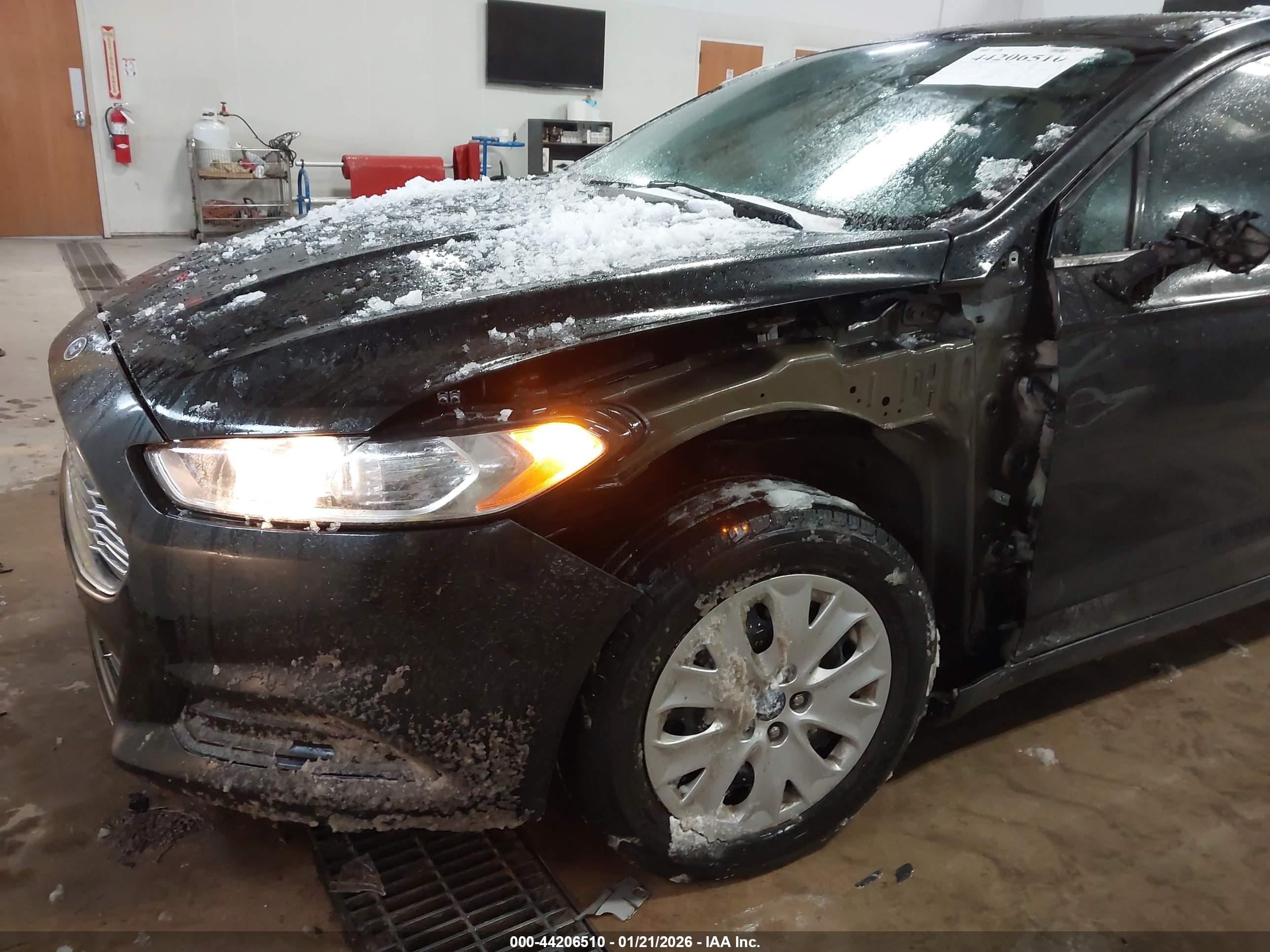 FORD FUSION image 6