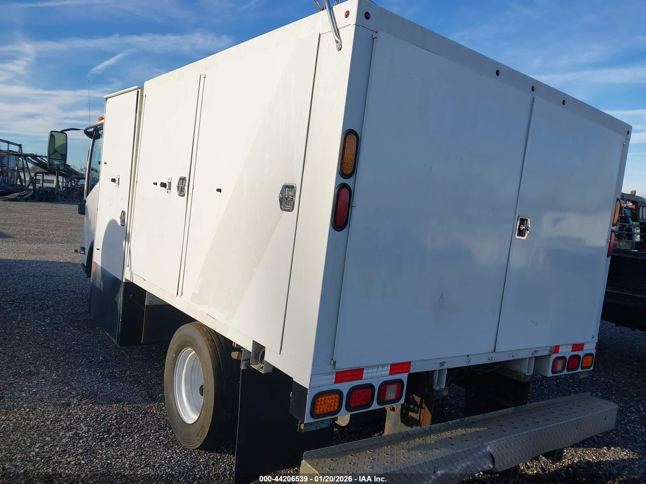 ISUZU NPR image 3