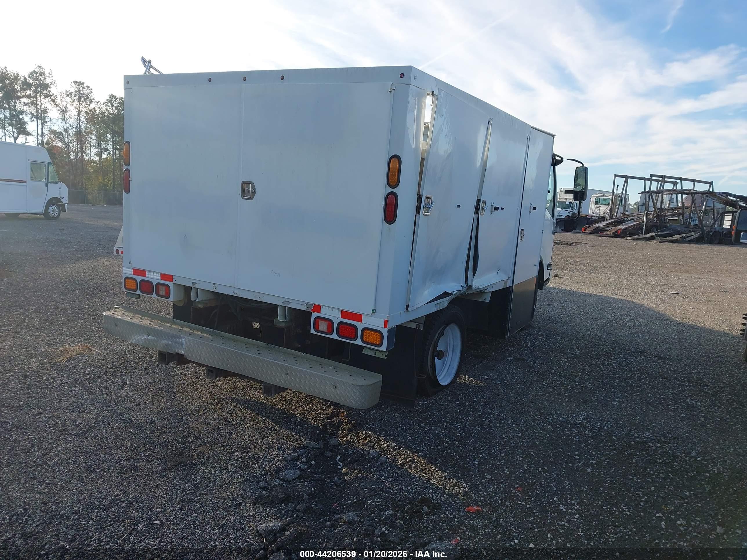 ISUZU NPR image 4