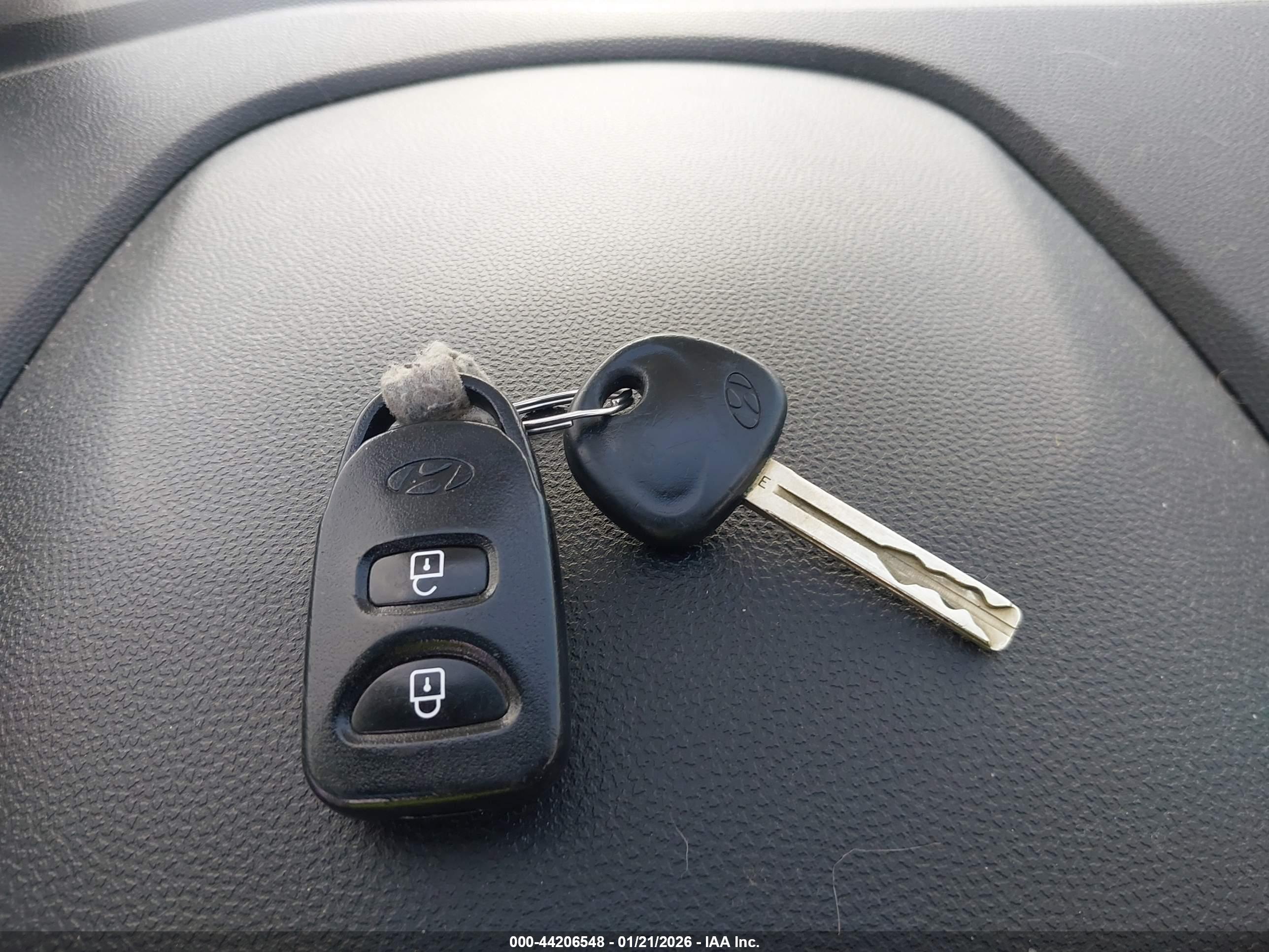 HYUNDAI TUCSON image 11
