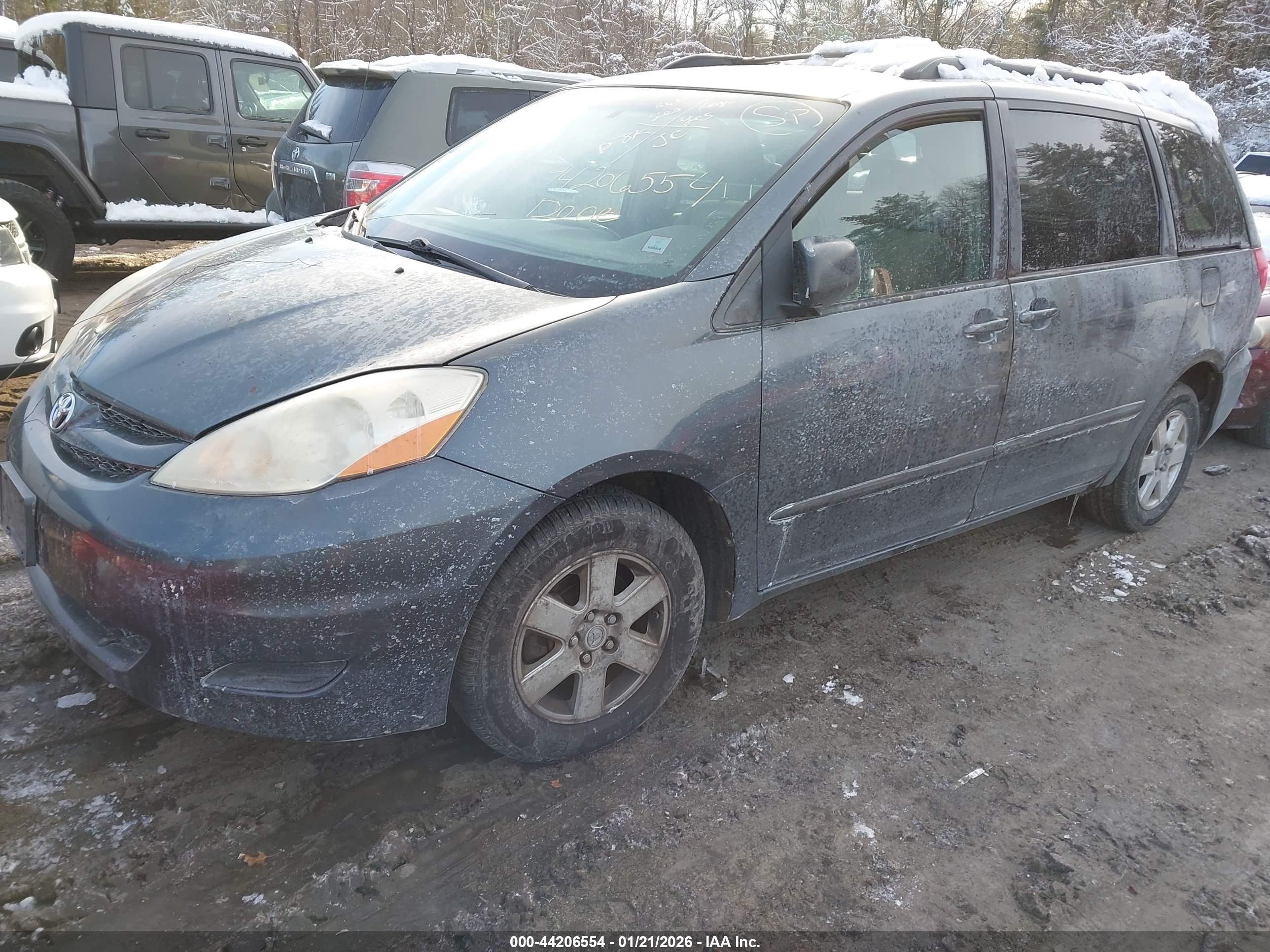 TOYOTA SIENNA image 2