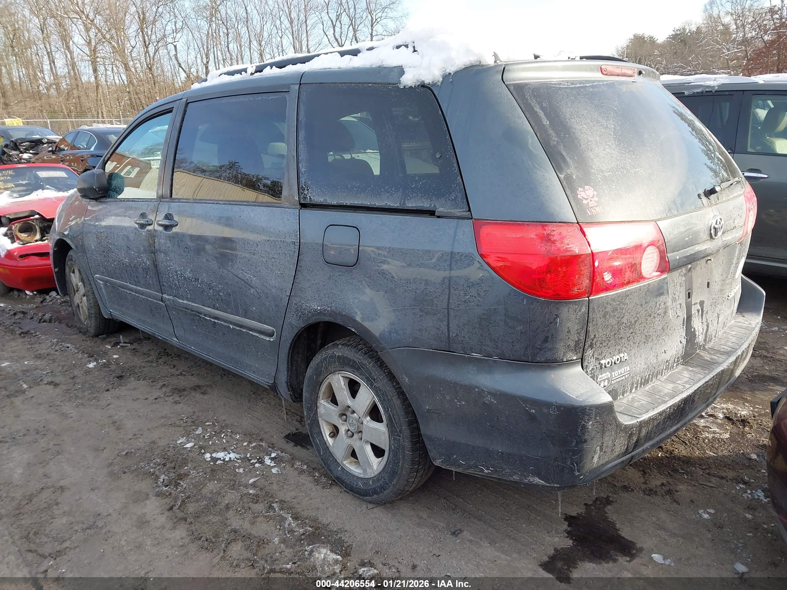 TOYOTA SIENNA image 3
