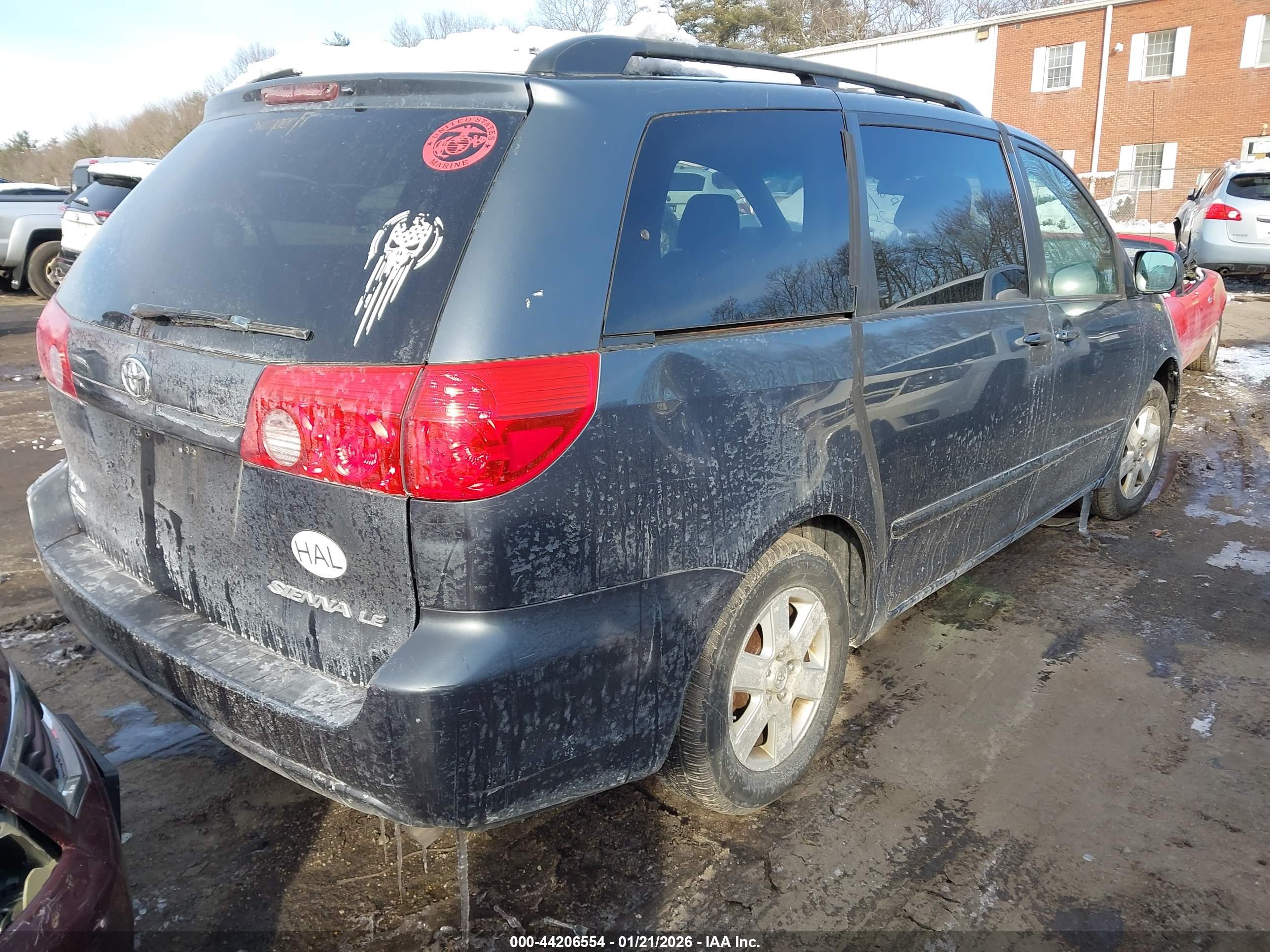 TOYOTA SIENNA image 4