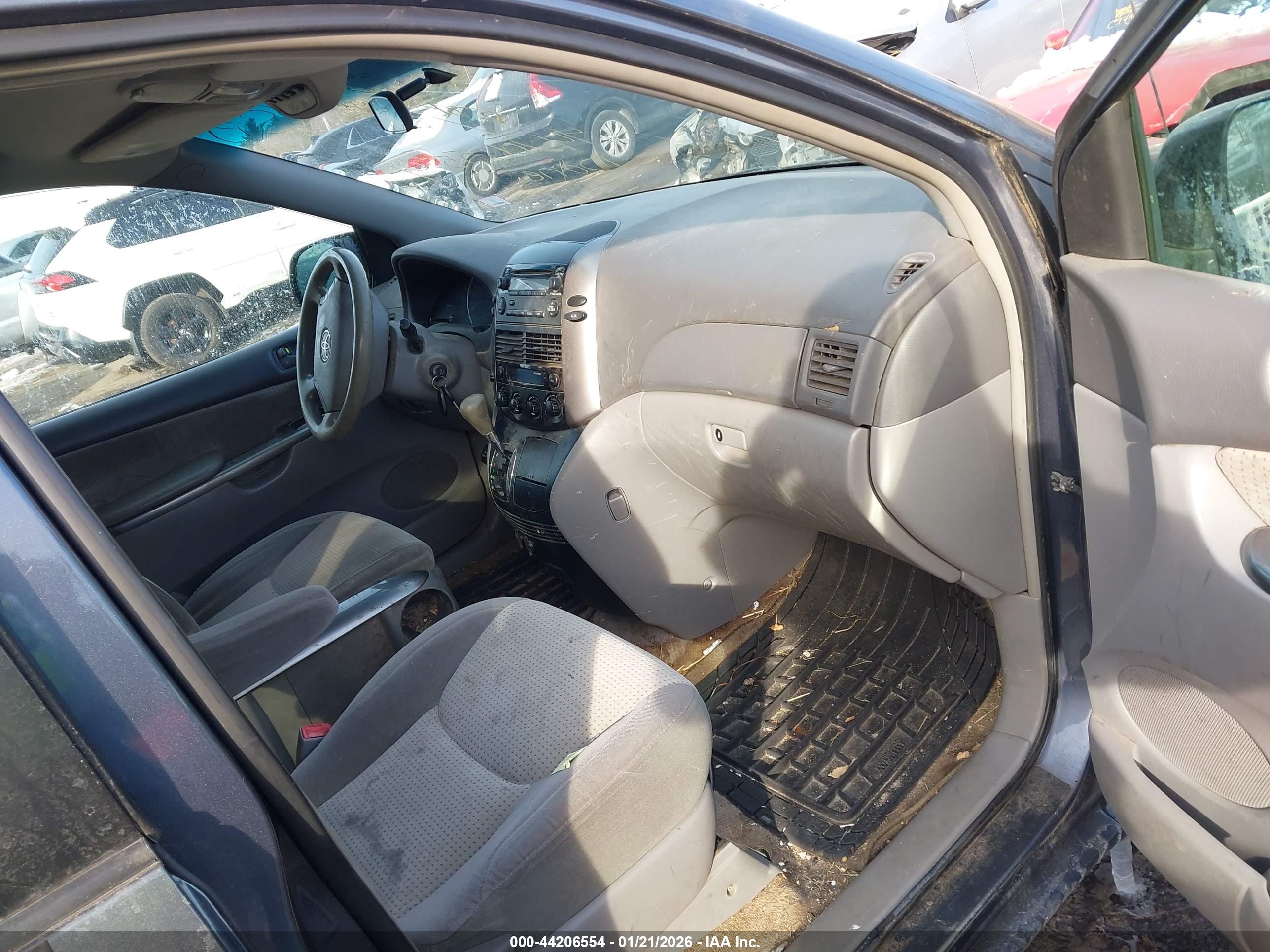 TOYOTA SIENNA image 5