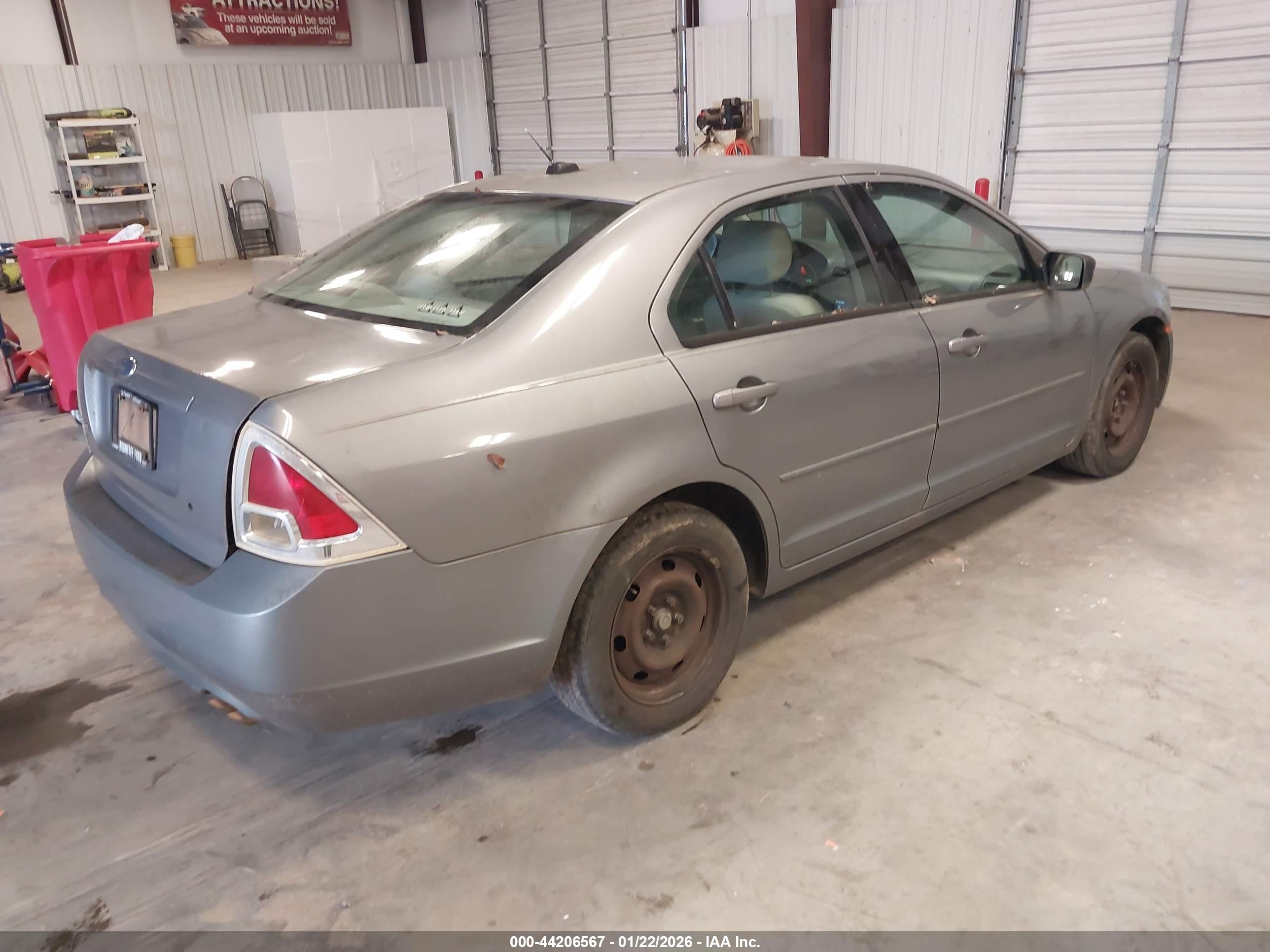 FORD FUSION image 4