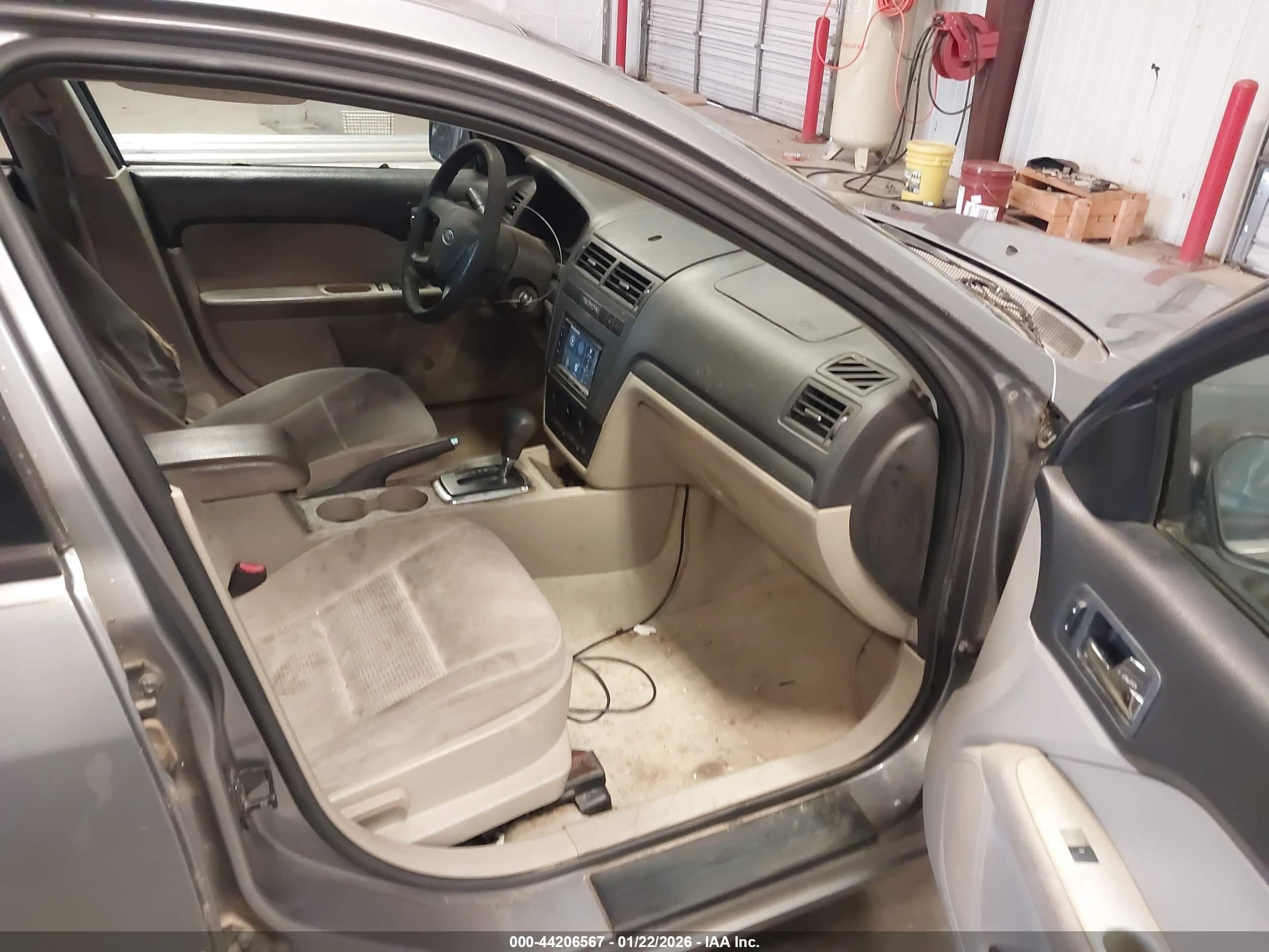 FORD FUSION image 5