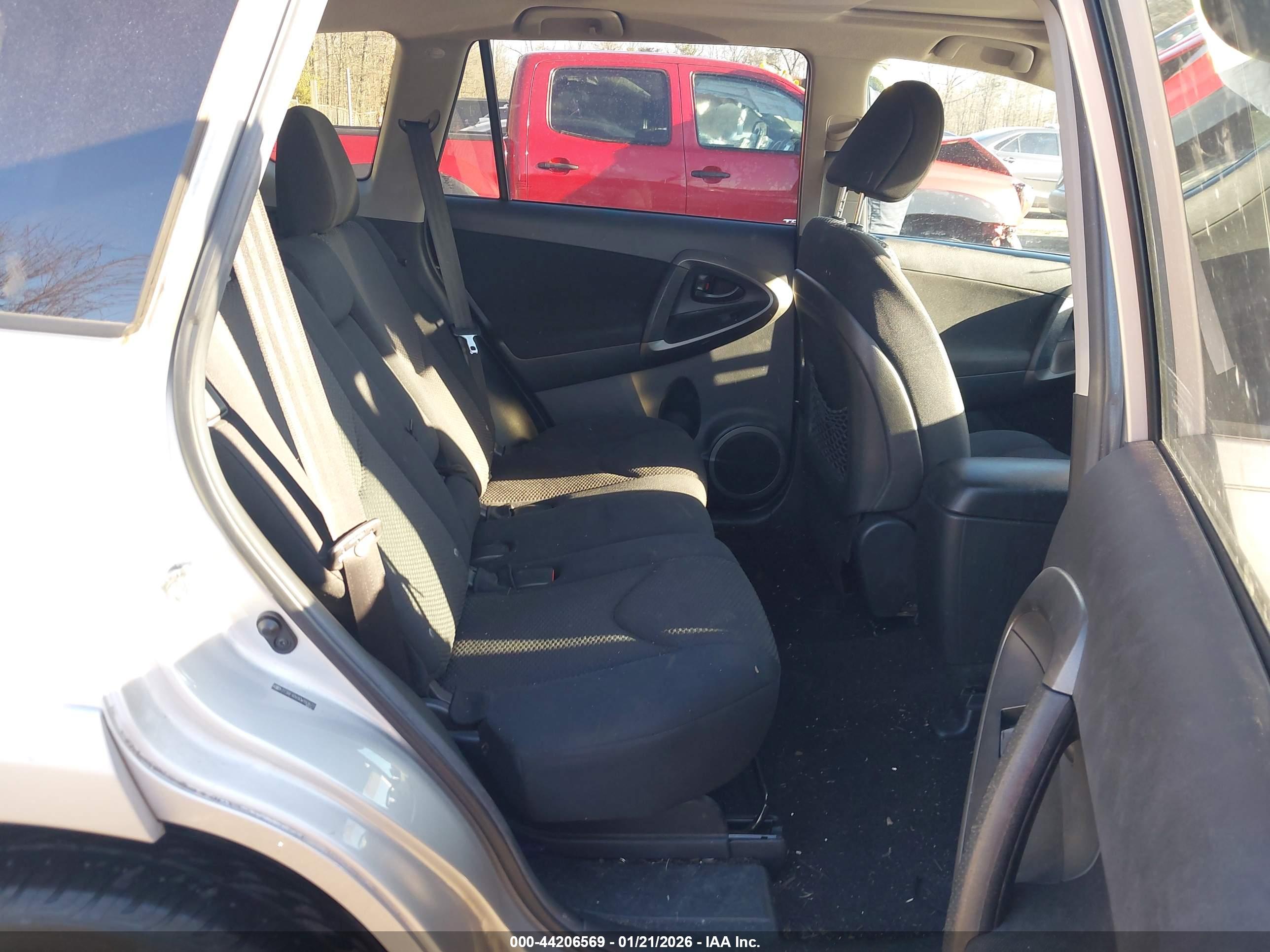 TOYOTA RAV4 image 8