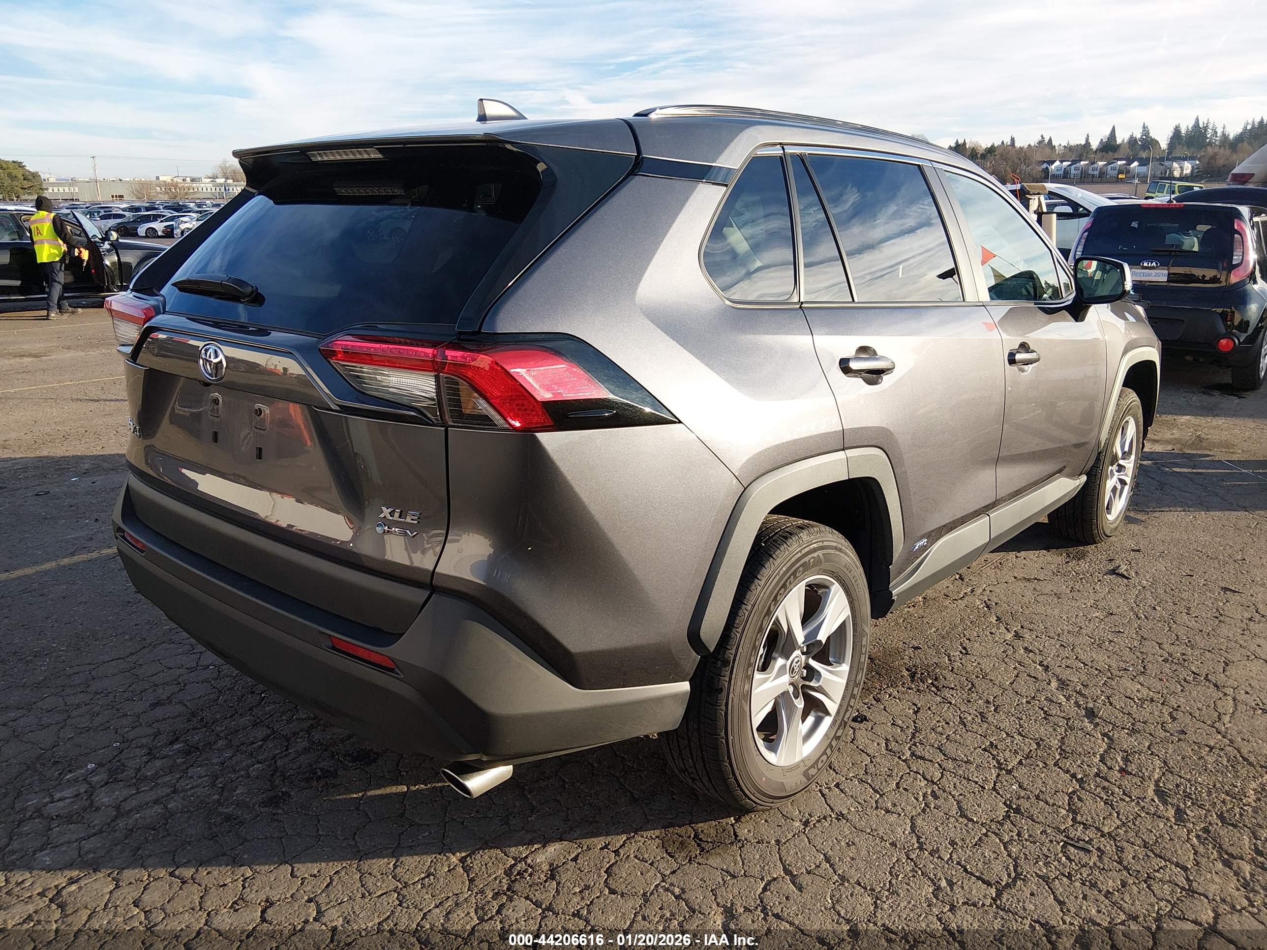 TOYOTA RAV4 image 4