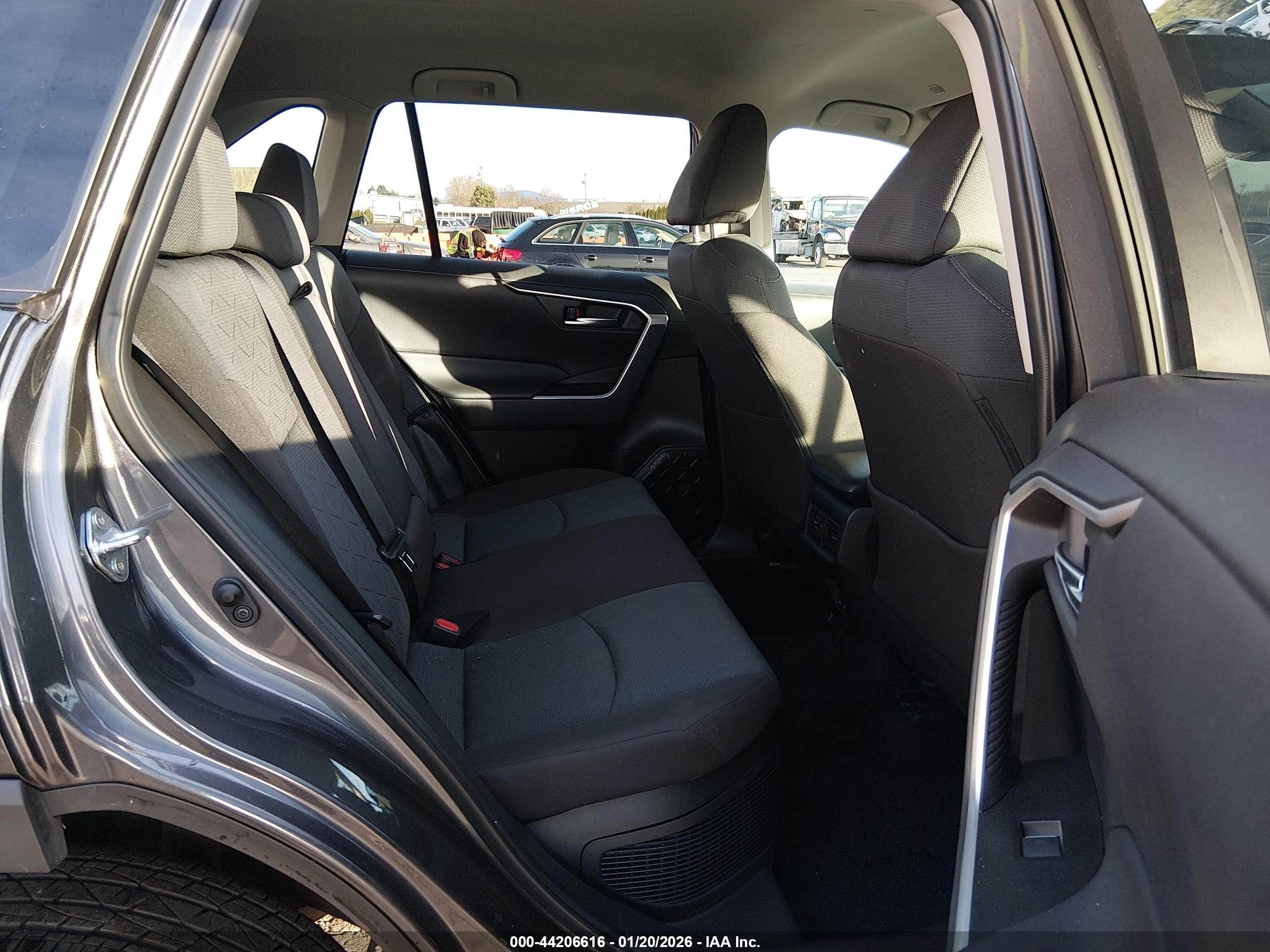 TOYOTA RAV4 image 8