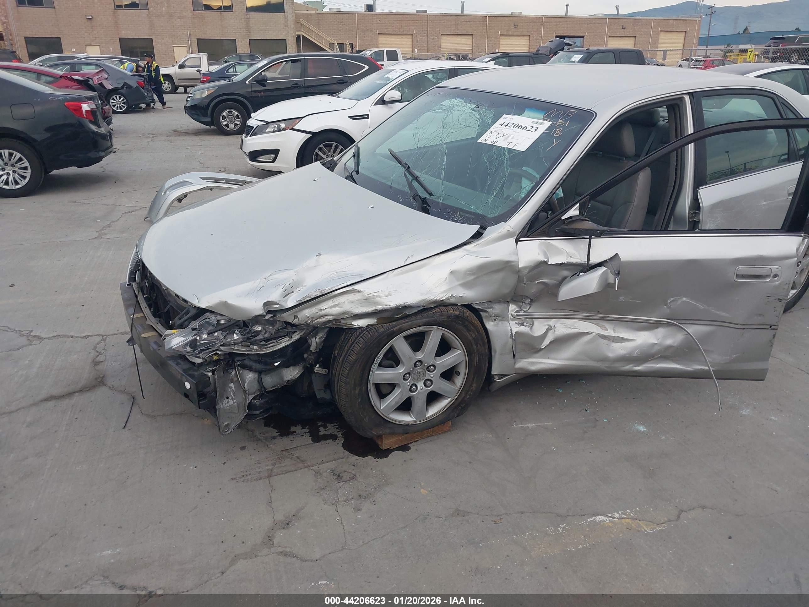 TOYOTA AVALON image 6