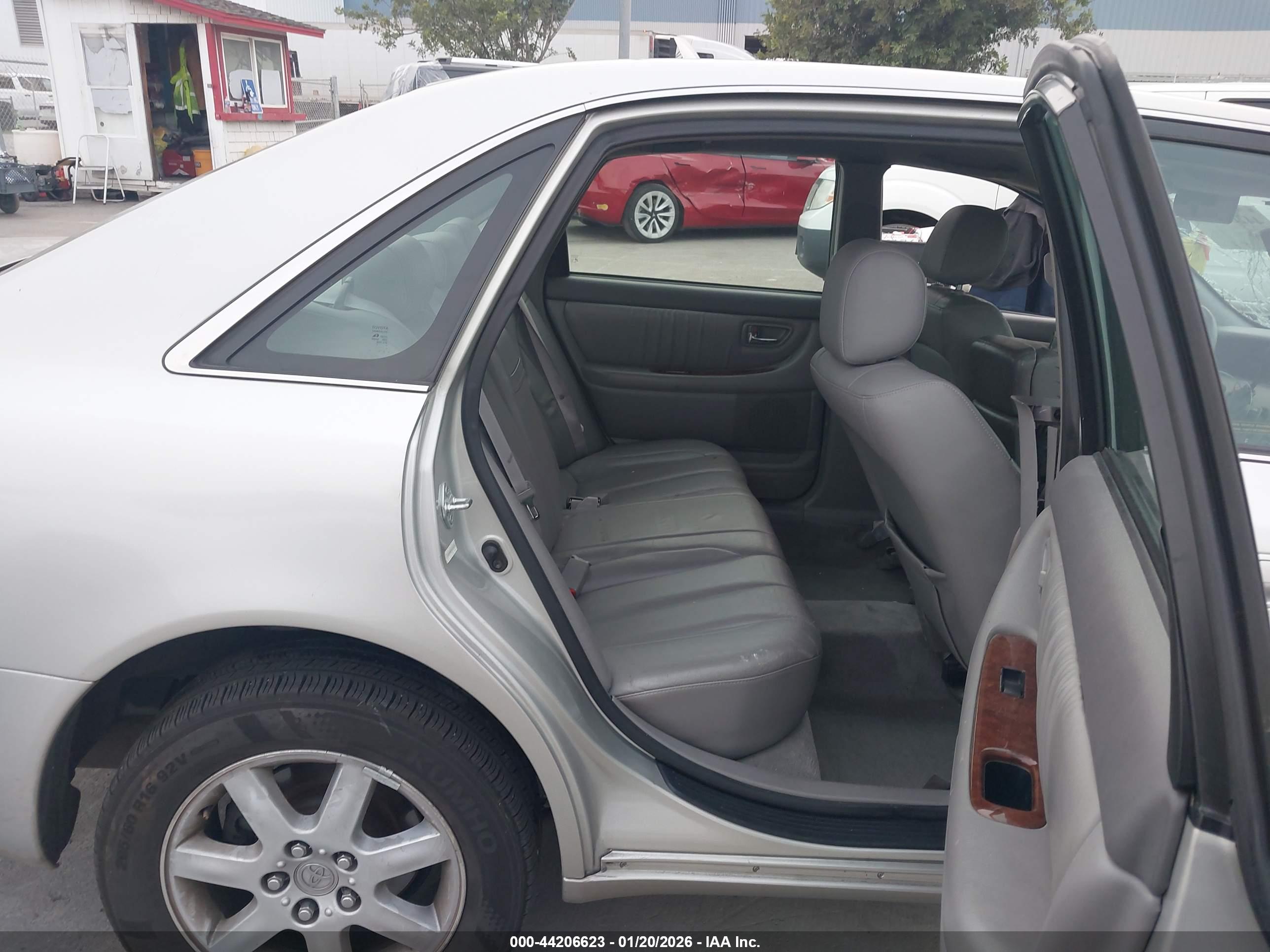 TOYOTA AVALON image 8