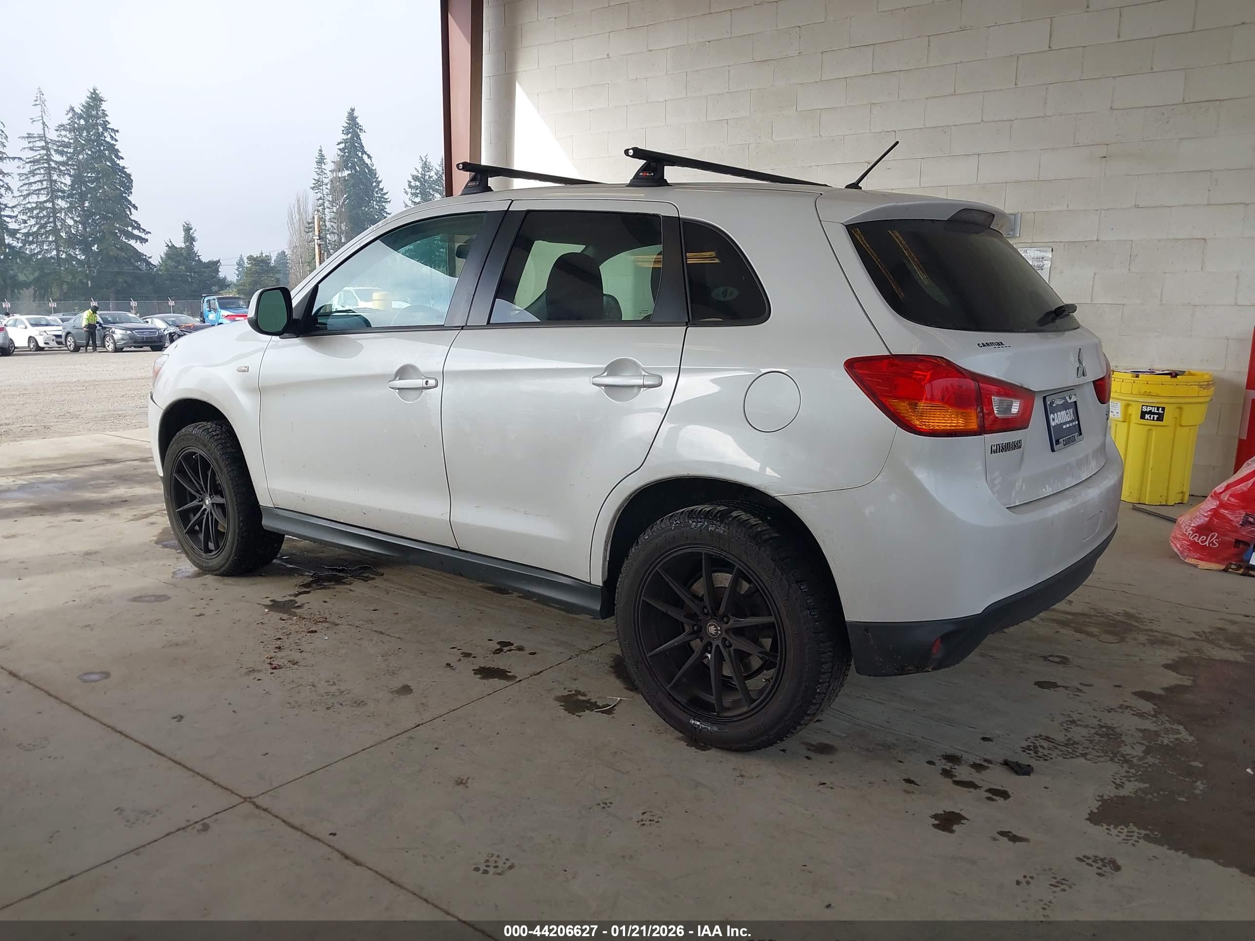 MITSUBISHI OUTLANDER image 3