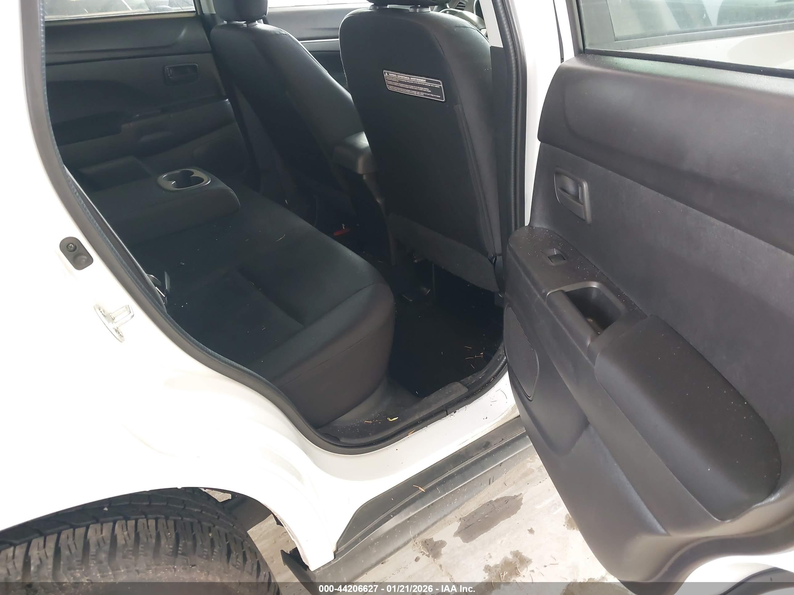 MITSUBISHI OUTLANDER image 8