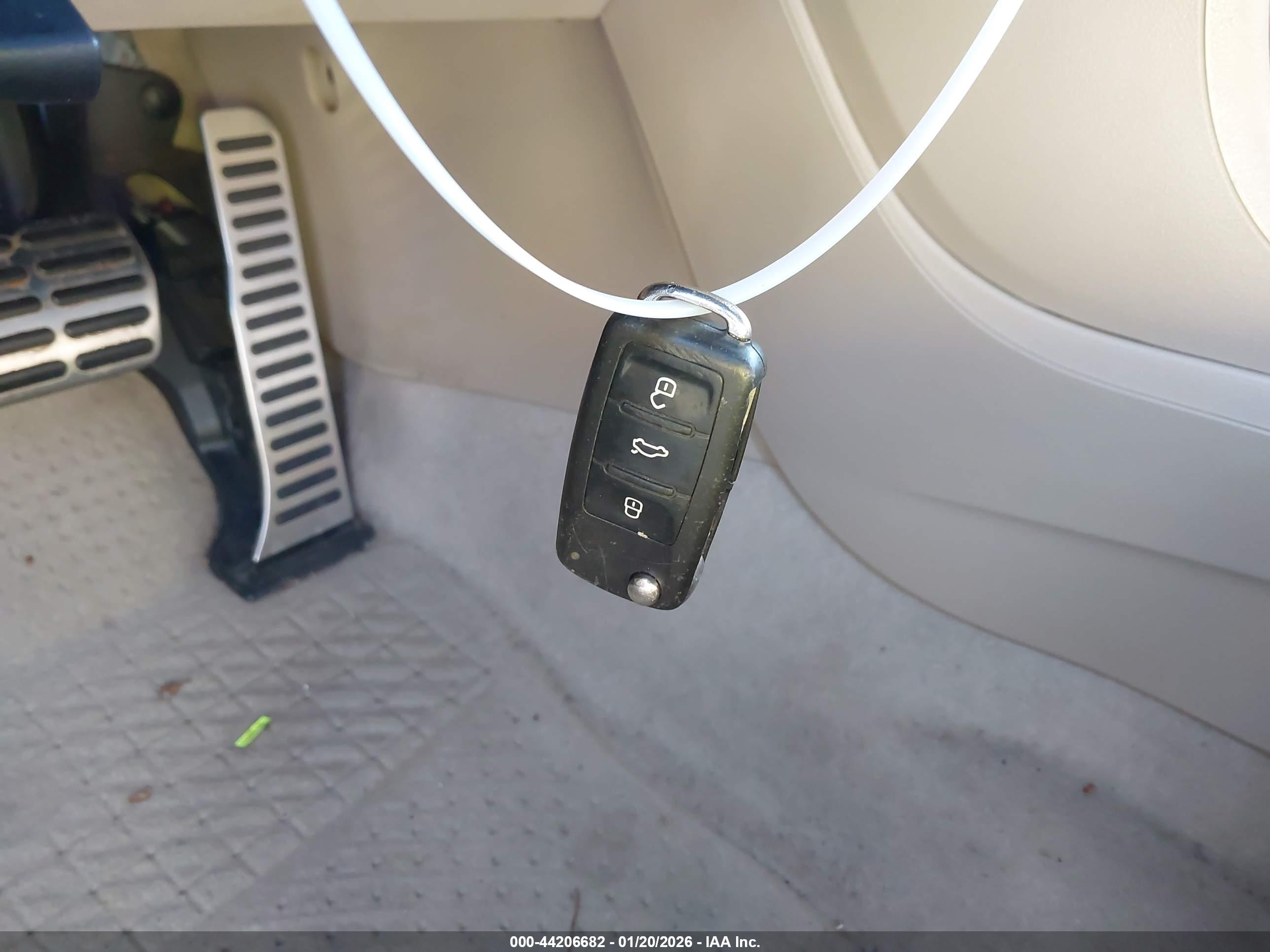 VOLKSWAGEN BEETLE image 11