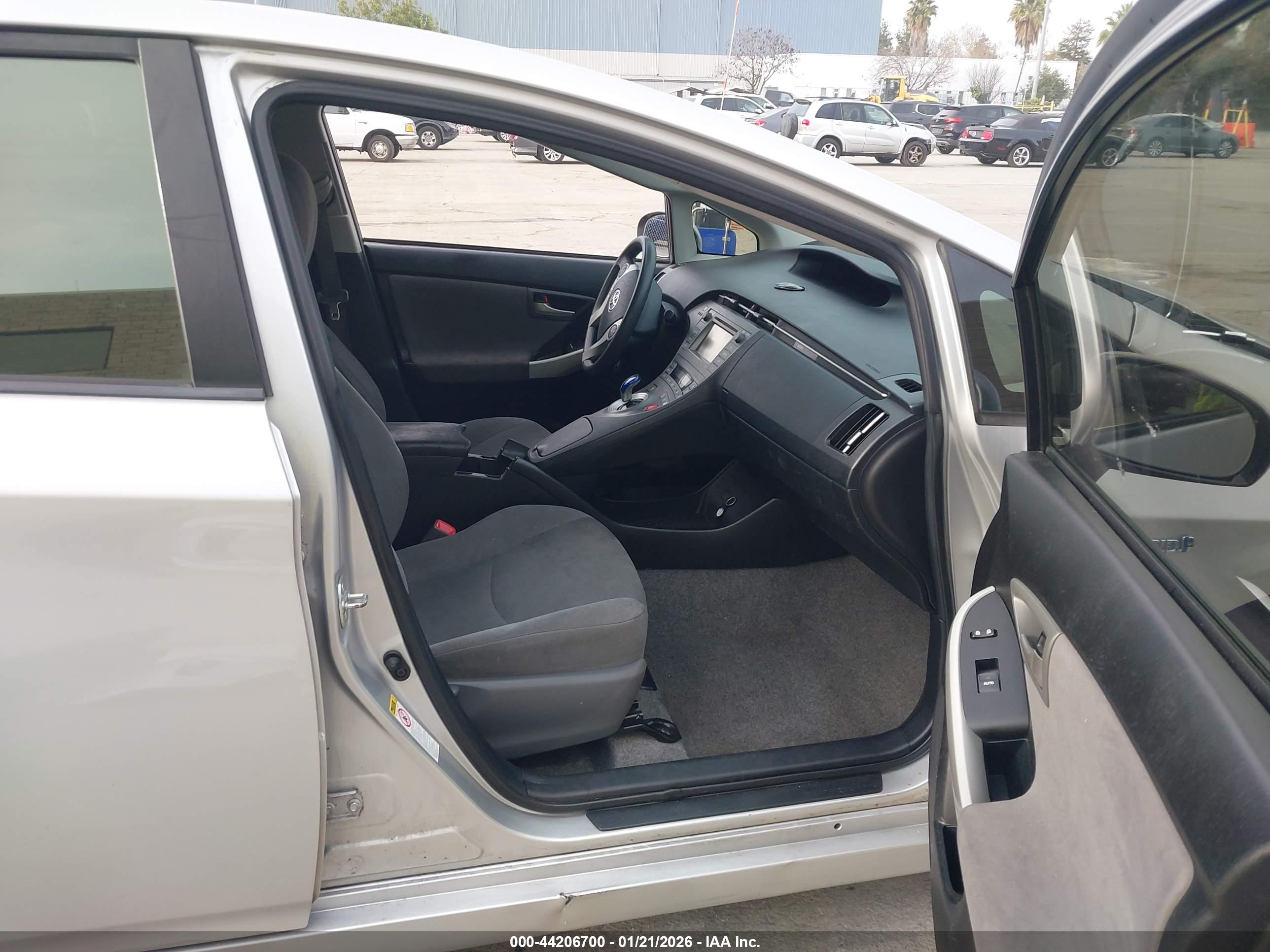 TOYOTA PRIUS image 5