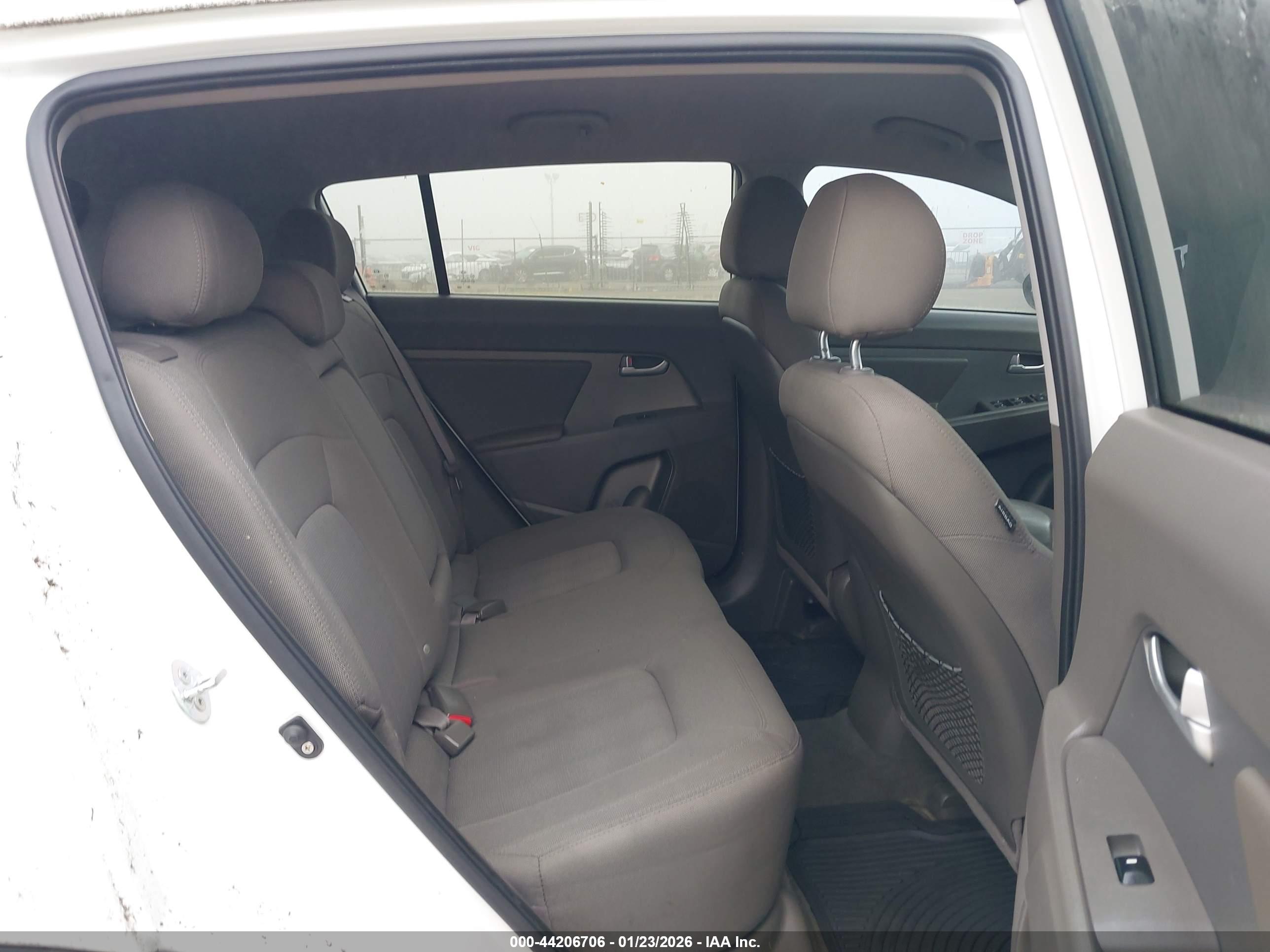 KIA SPORTAGE image 8
