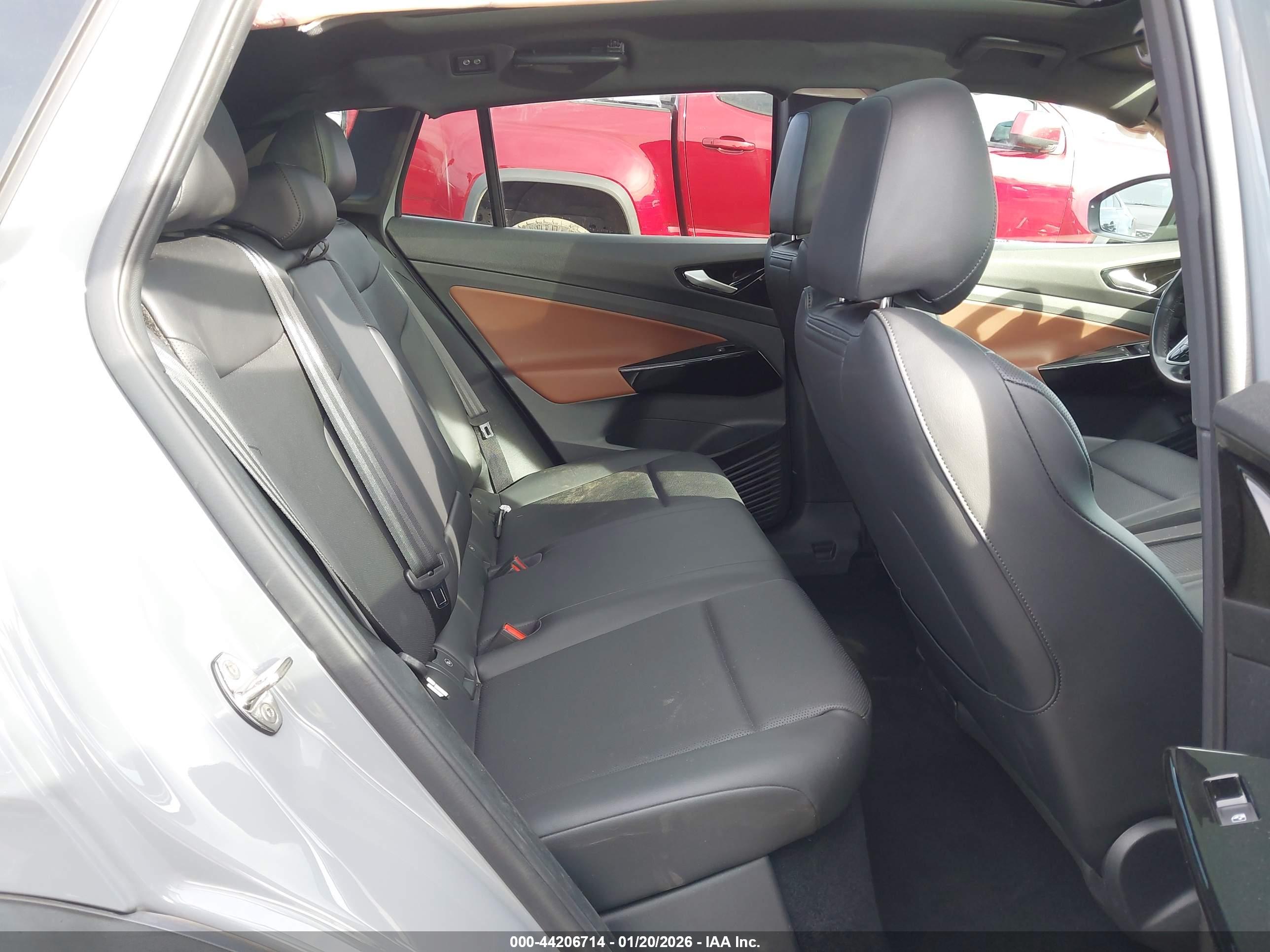 VOLKSWAGEN ID.4 image 8