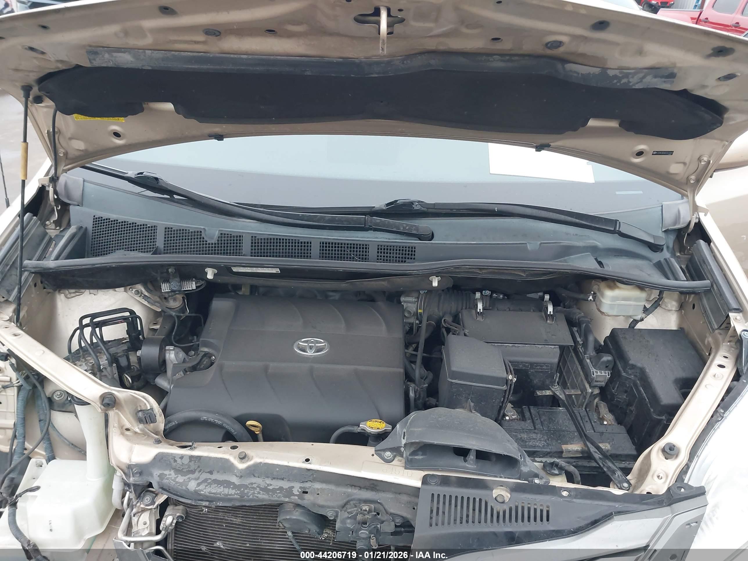 TOYOTA SIENNA image 10