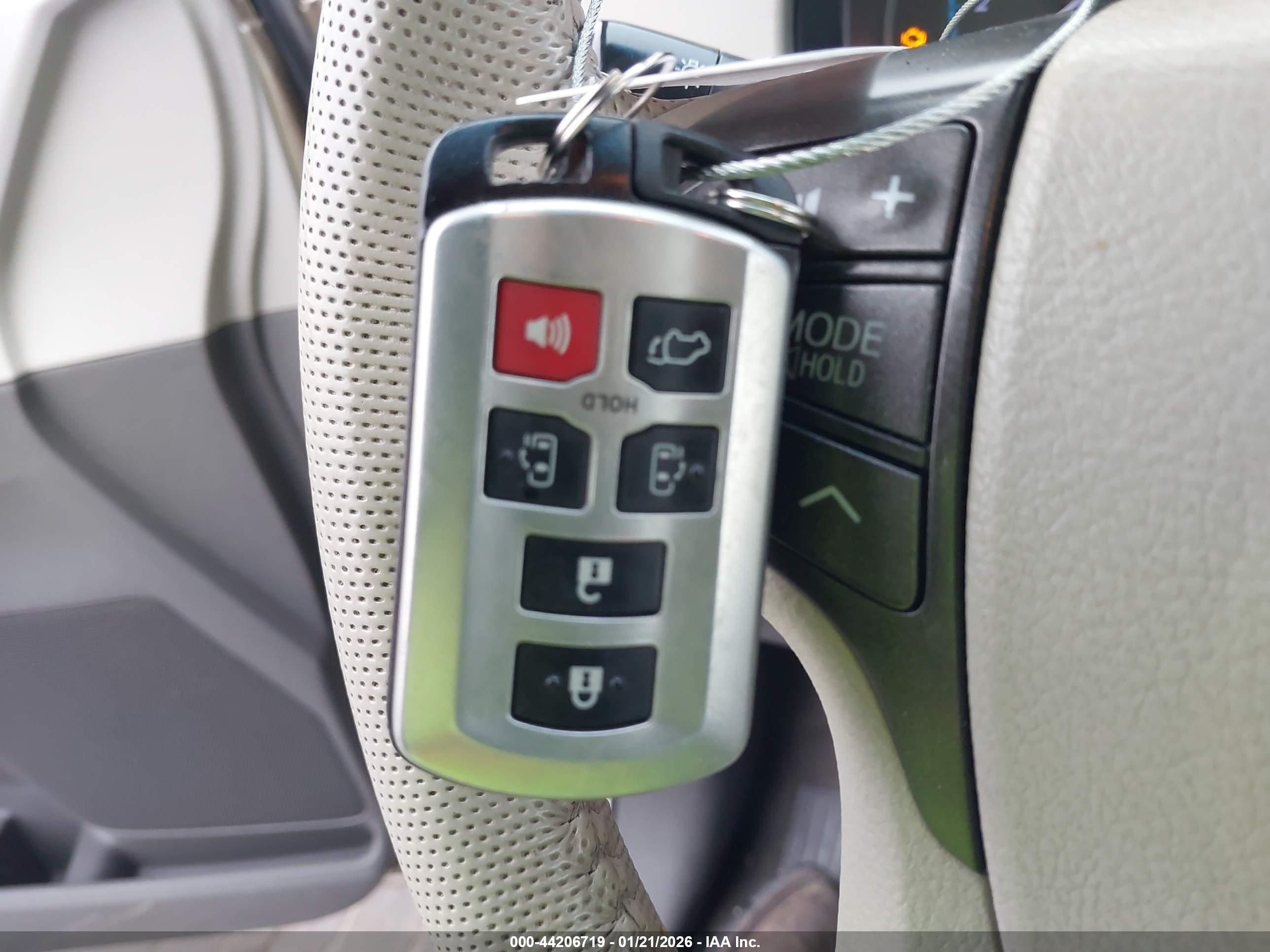 TOYOTA SIENNA image 11