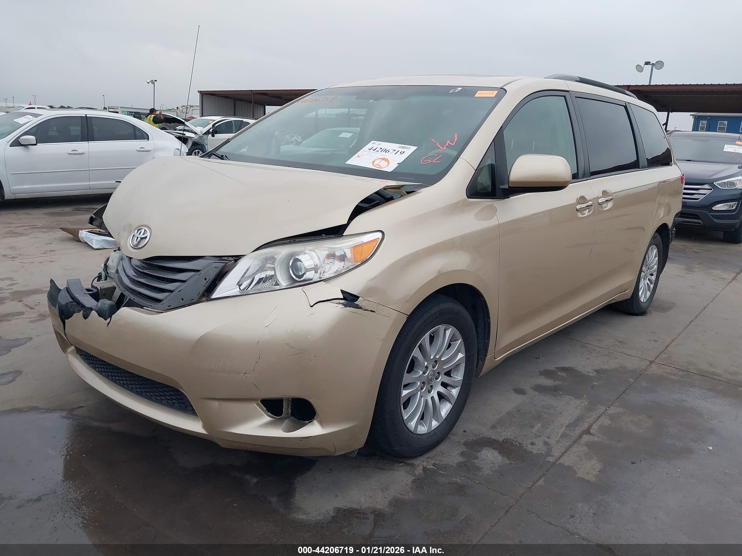 TOYOTA SIENNA image 2