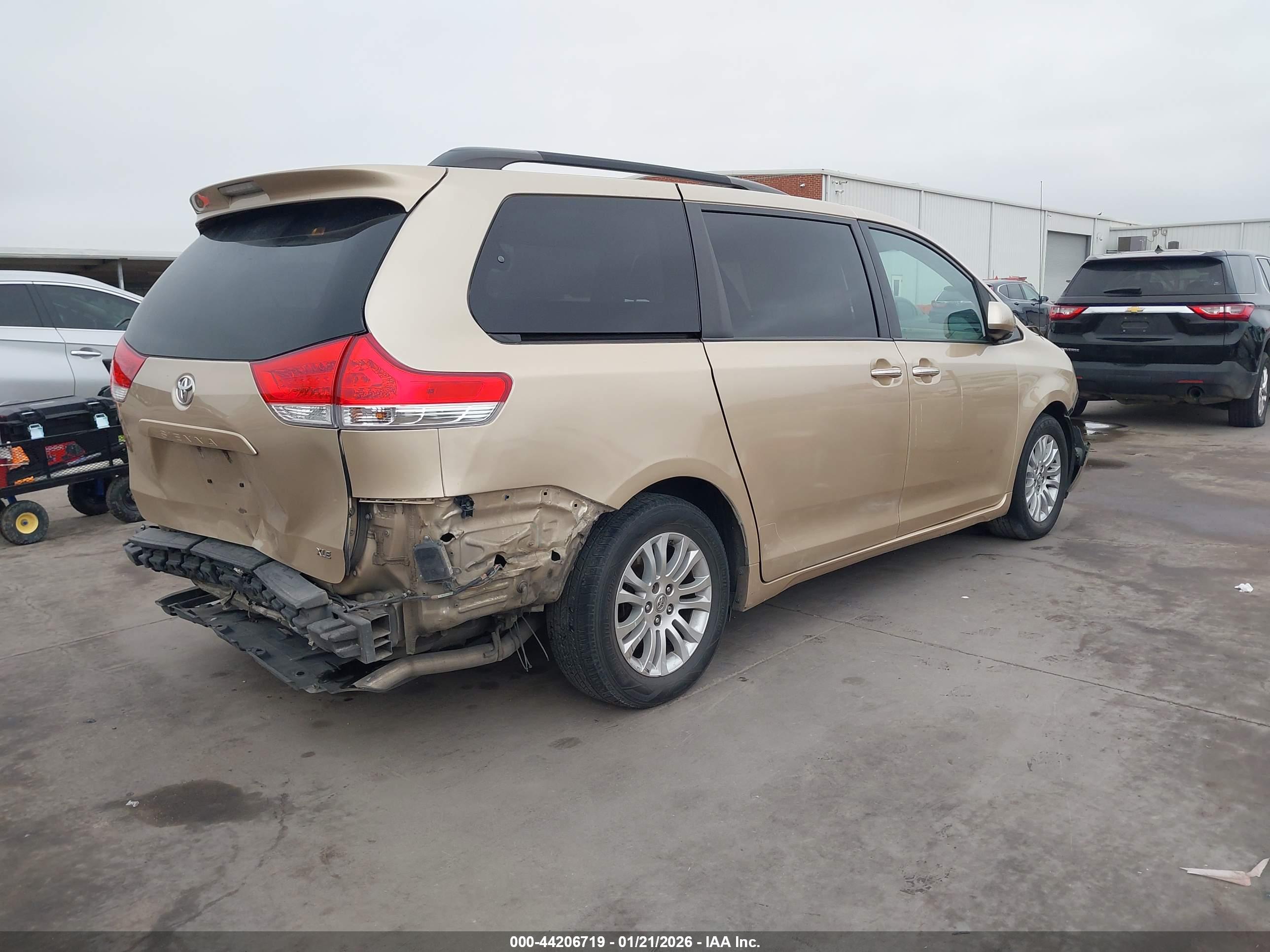 TOYOTA SIENNA image 4